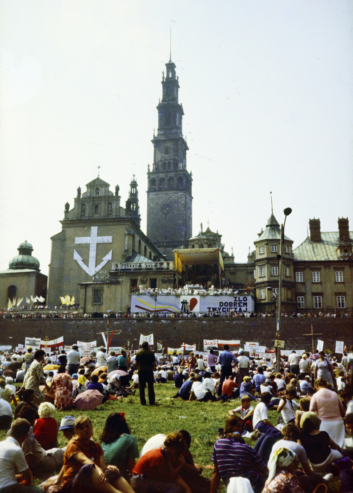 Lengyelország, Częstochowa, a felvétel a Jasna Góra-i pálos kolostor előtt, a Fekete Madonnához történő zarándoklat során készült., 1985, Barna Ádám, kolostor, zarándoklat, Fortepan #267712