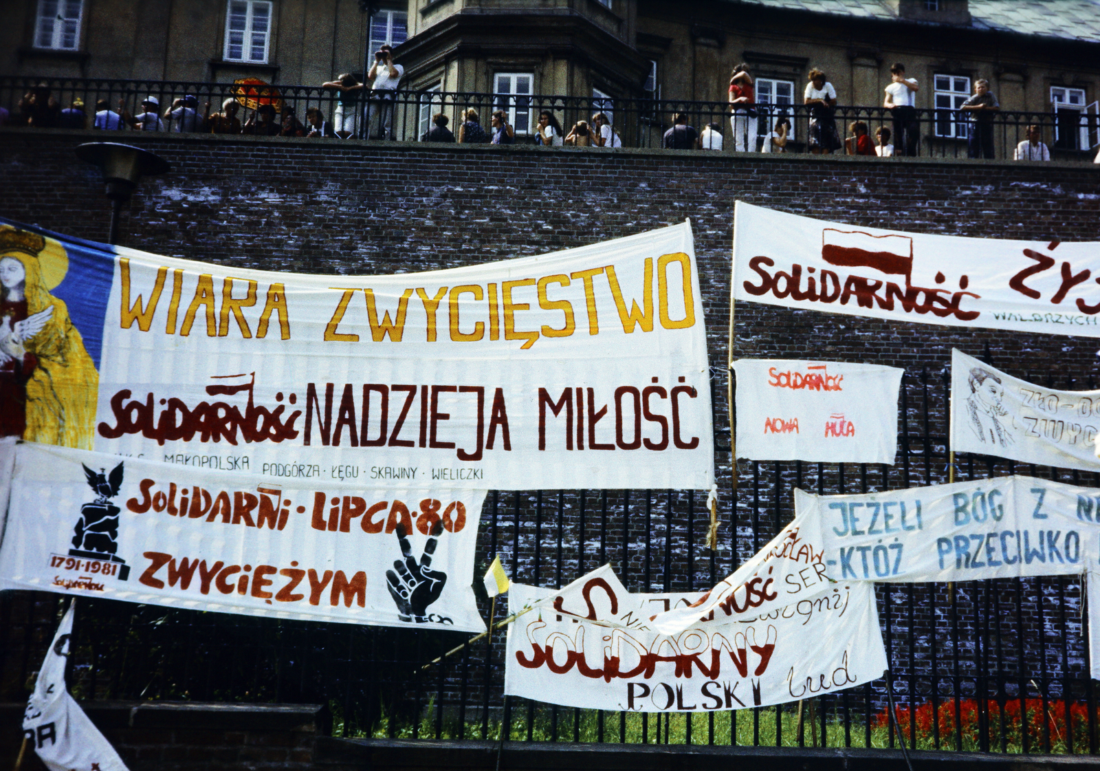 Poland, Częstochowa, a felvétel a Jasna Góra-i pálos kolostor előtt, a Fekete Madonnához történő zarándoklat során készült., 1985, Barna Ádám, Fortepan #267714