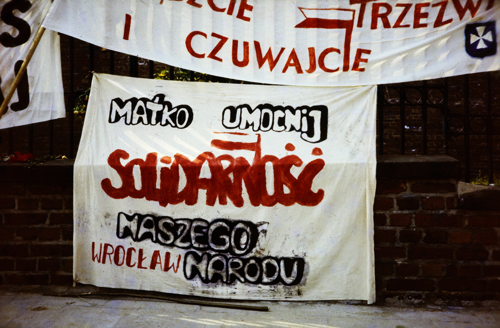 Lengyelország, Częstochowa, a felvétel a Jasna Góra-i pálos kolostor előtt, a Fekete Madonnához történő zarándoklat során készült., 1985, Barna Ádám, Fortepan #267718