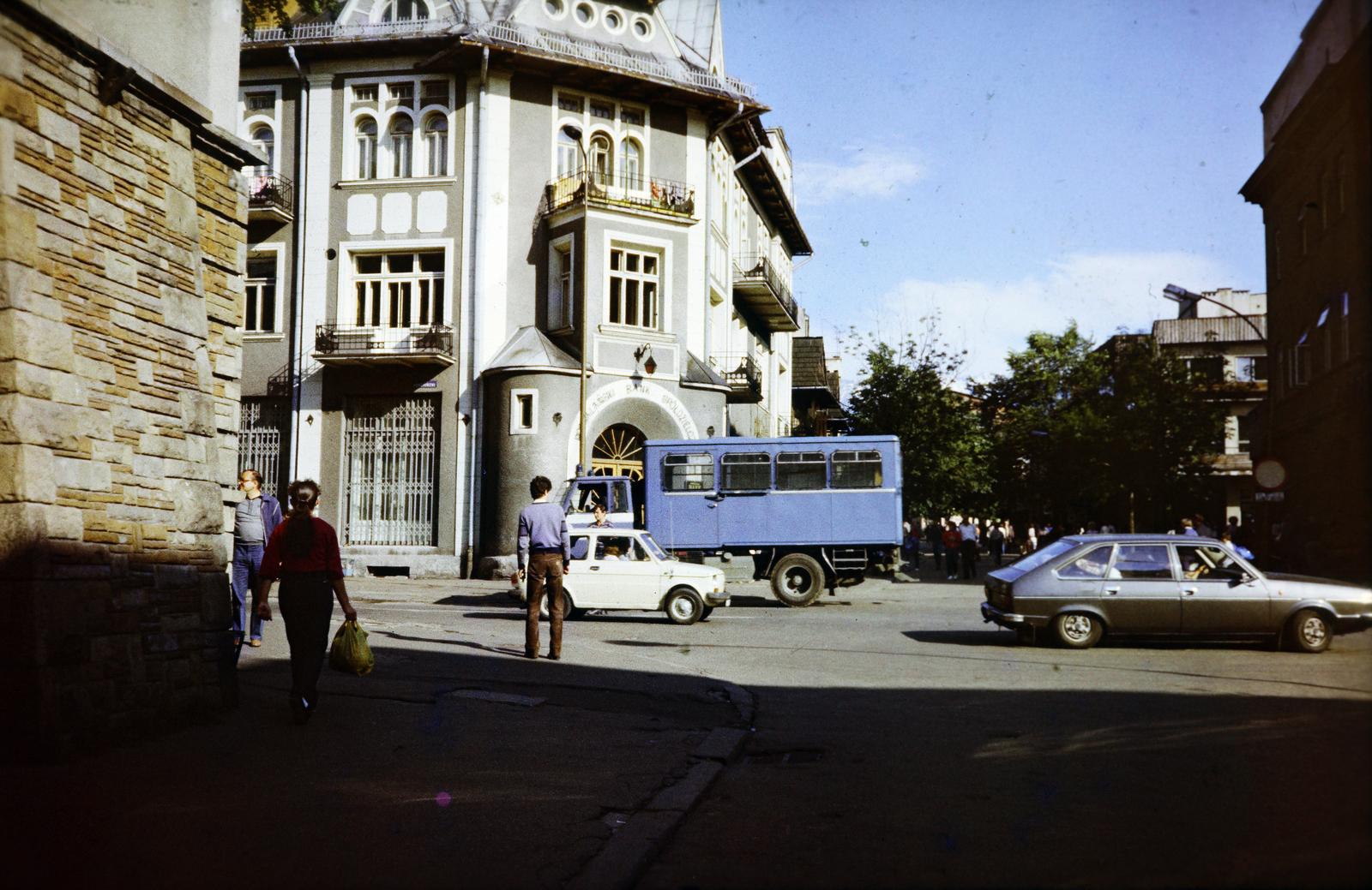Poland,Tatry Wysokie, Zakopane, ulica Tadeusza Kościuszki - ulica Krupówki sarok., 1985, Barna Ádám, prisoner transport, Star 266, building, street view, pedestrian, Renault 30, Fortepan #267719