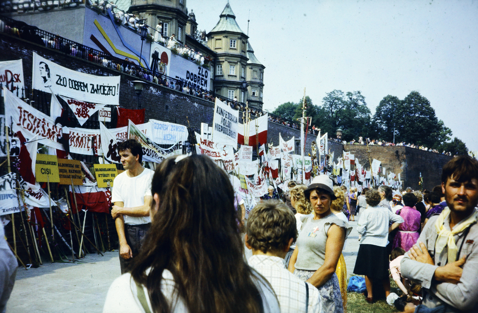 Poland, Częstochowa, a felvétel a Jasna Góra-i pálos kolostor előtt, a Fekete Madonnához történő zarándoklat során készült., 1985, Barna Ádám, Fortepan #267723