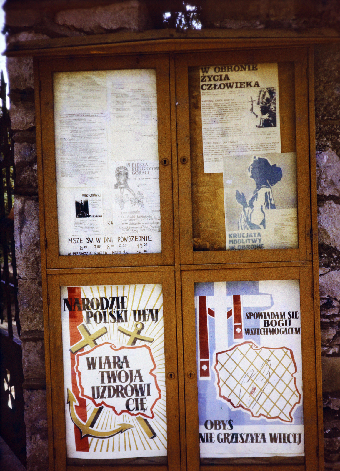 Poland, Częstochowa, a felvétel a Jasna Góra-i pálos kolostor előtt, a Fekete Madonnához történő zarándoklat során készült., 1985, Barna Ádám, Fortepan #267725