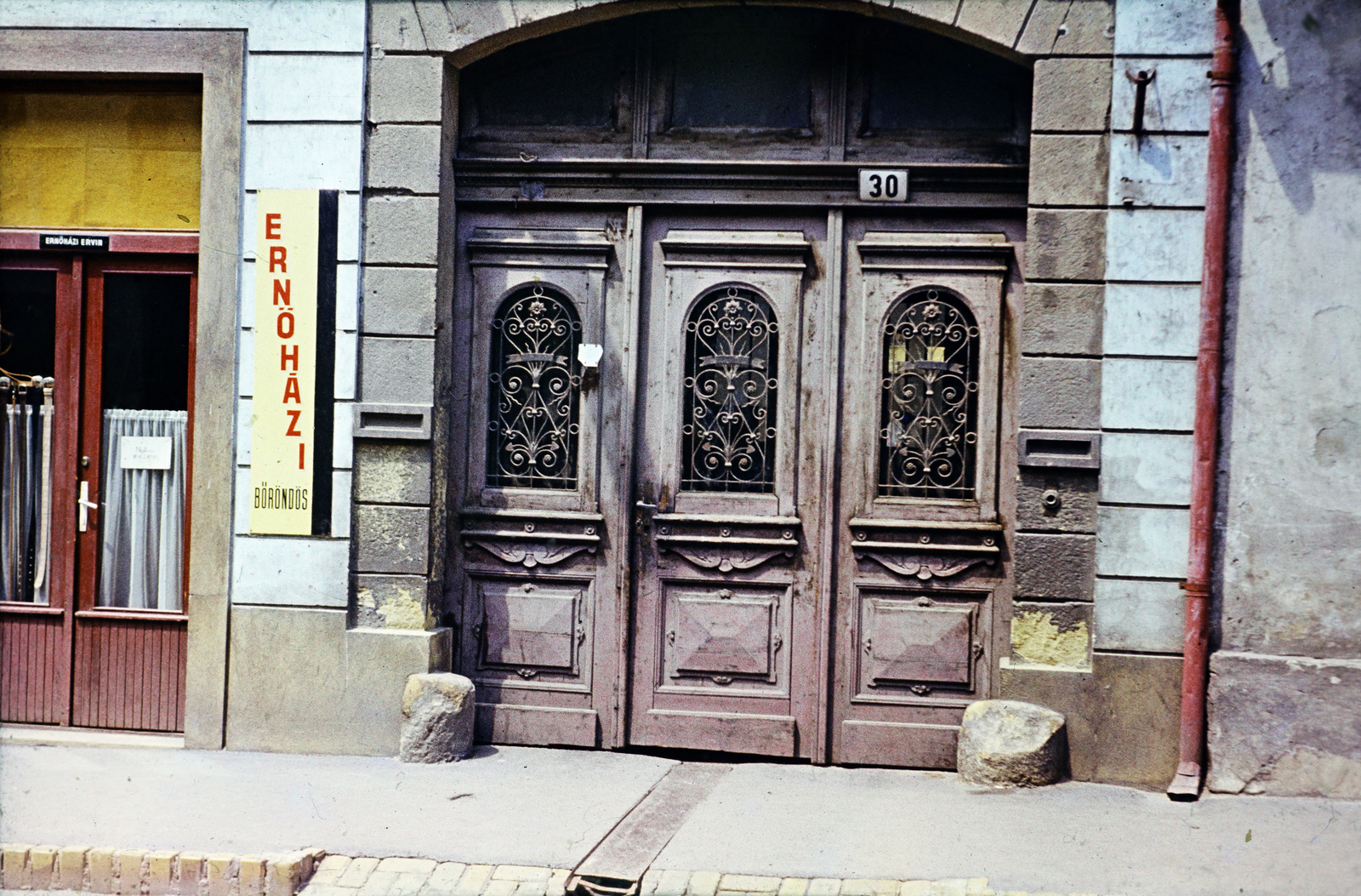 Hungary, Pécs, a Ferencesek utcája (Sallai utca) 30-as számú ház kapuja., 1975, Barna Ádám, gate, sign-board, pavement, gutter, Fortepan #267726