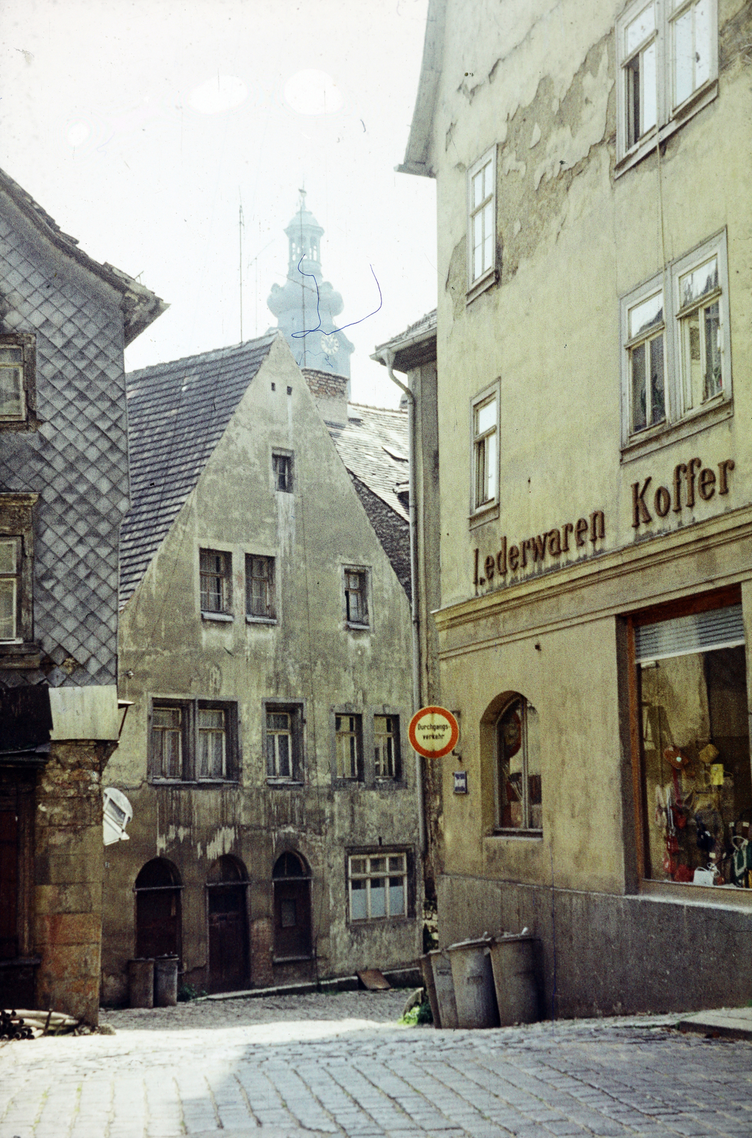 Németország, Weimar, a felvétel a Kaufstrasse és a Bornberg találkozásánál készült., 1975, Barna Ádám, utcakép, kockakő, kirakat, cégtábla, kuka, NDK, Fortepan #267729