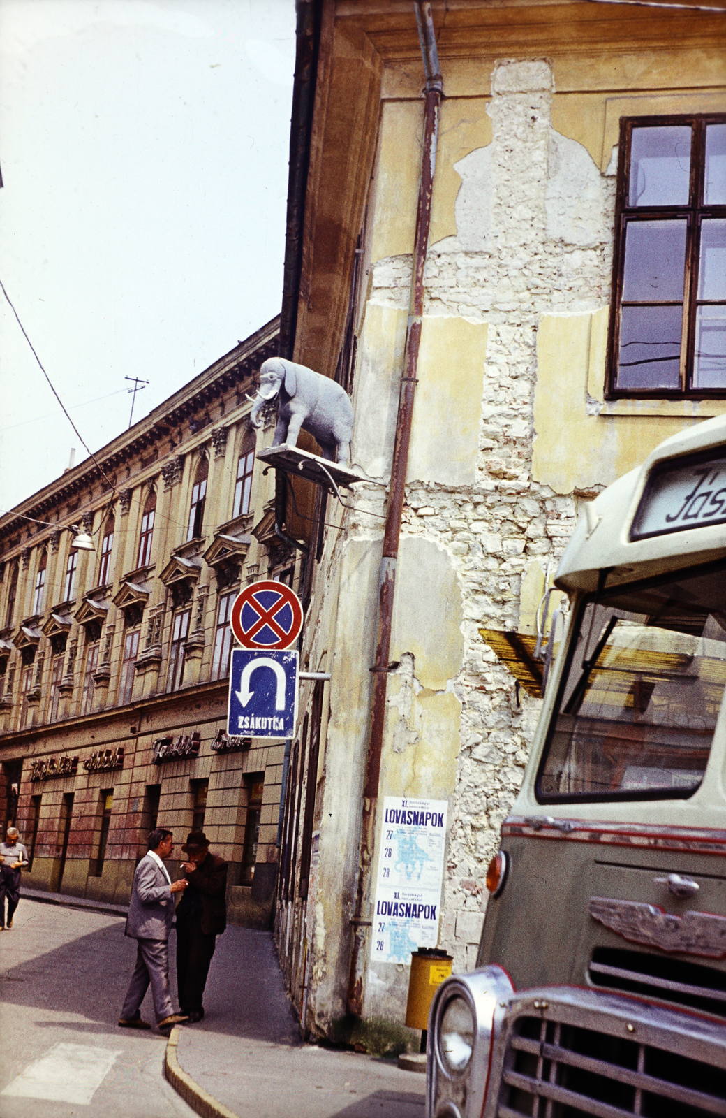Magyarország, Pécs, Jókai tér az Elefántos ház előtt, balra a Ferencesek utcája (Sallai utca)., 1975, Barna Ádám, utcakép, jelzőtábla, cégér, plakát, Ikarus 31/311, járókelő, Fortepan #267732