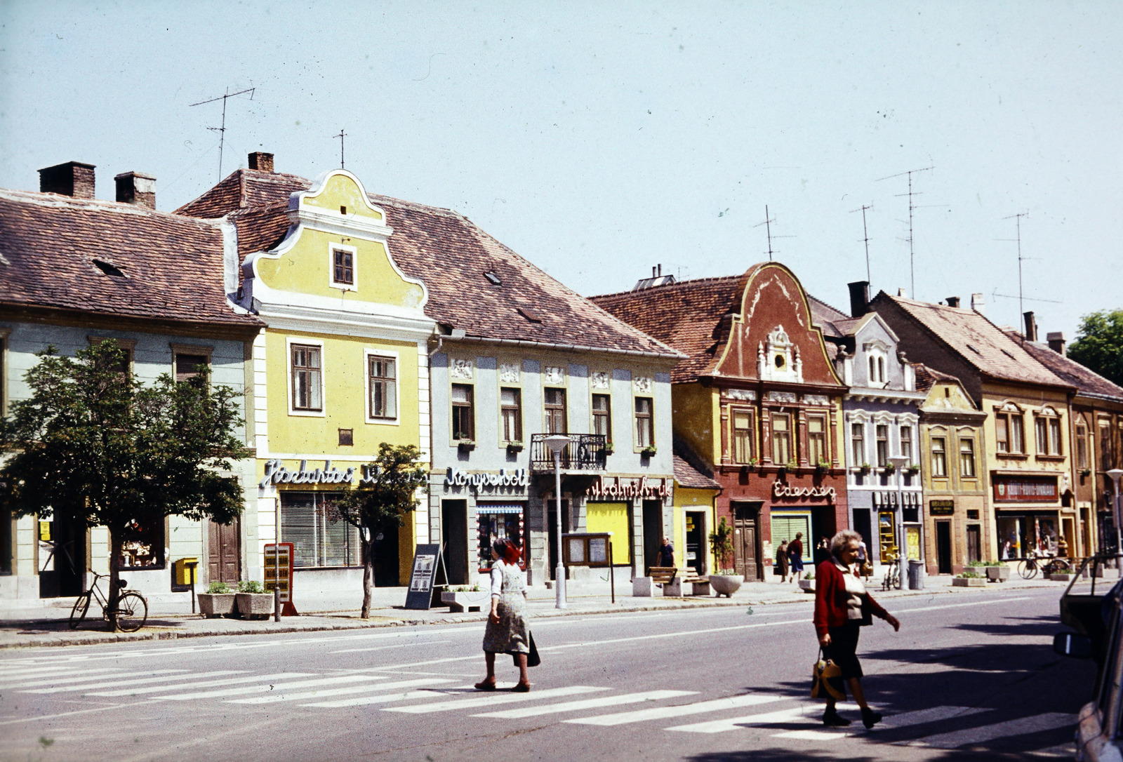 Magyarország, Kőszeg, Fő (Köztársaság) tér., 1983, Barna Ádám, utcakép, neonreklám, gyalogátkelő, kerékpár, Fortepan #267733