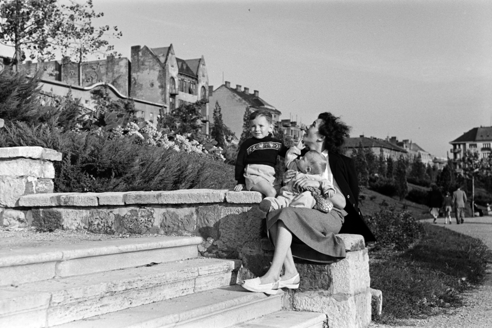 Hungary, Budapest I., Vérmező, háttérben az Attila út házai., 1955, Bolvári László, Budapest, house, mother, kid, kids, flower bed, sitting on stairs, Fortepan #267743