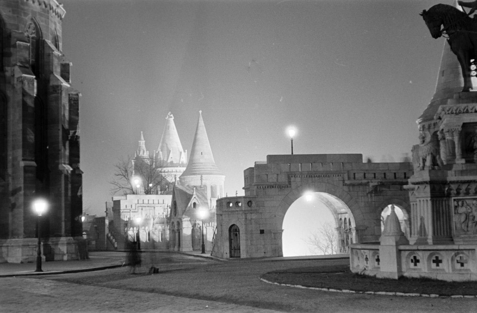 Hungary, Budapest I., Szentháromság tér, balra a Mátyás-templom, szemben a Schulek lépcső, jobbra Szent István szobra (Stróbl Alajos, 1906.)., 1955, Bolvári László, Budapest, night, monument, Frigyes Schulek-design, Fortepan #267756