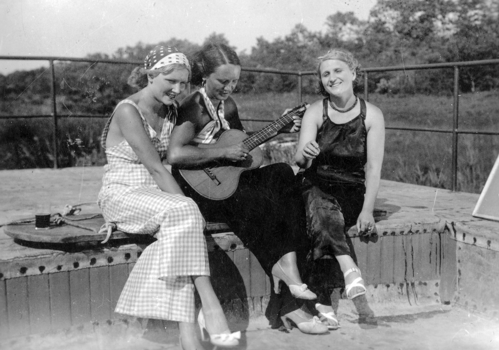 1934, Fortepan, musical instrument, tableau, smile, women, summer, musician, guitar, leg over leg, Fortepan #26776