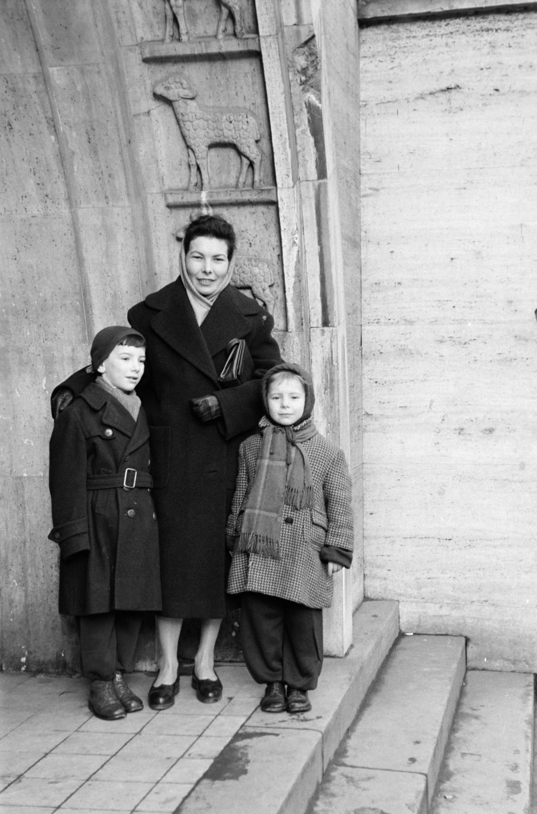 Magyarország, Városmajor, Budapest XII., a felvétel a Jézus Szíve-templom kapujában készült., 1956, Bolvári László, Budapest, gyerekek, anya, dombormű, bárány, Fortepan #267760