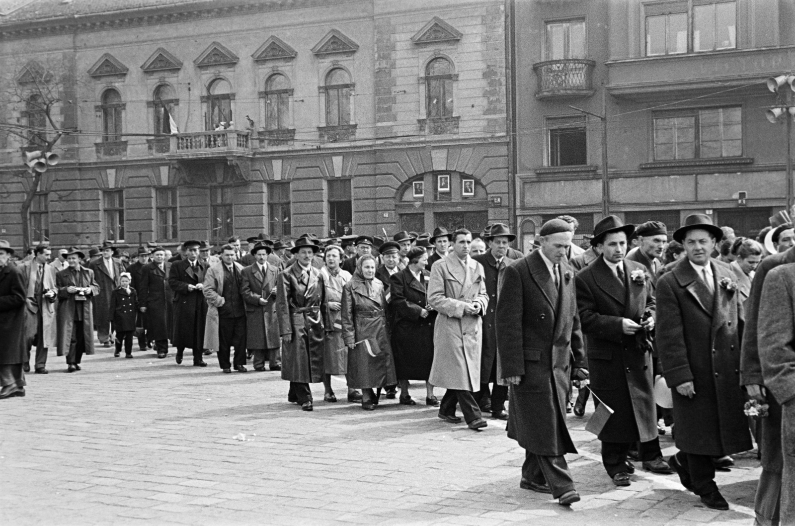 Hungary, Budapest XIV., Ajtósi Dürer sor, a felvonulás résztvevői mögött a 7. és 5. számú ház látható., 1958, Bolvári László, march, flower on a lapel, Budapest, Fortepan #267770