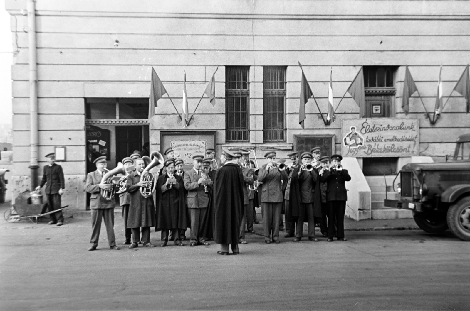 Hungary, Budapest XIV., Egressy út 35-51., a felvétel a Posta Központi Járműtelepén készült., 1958, Bolvári László, Budapest, flag, slogan, wind band, Fortepan #267773