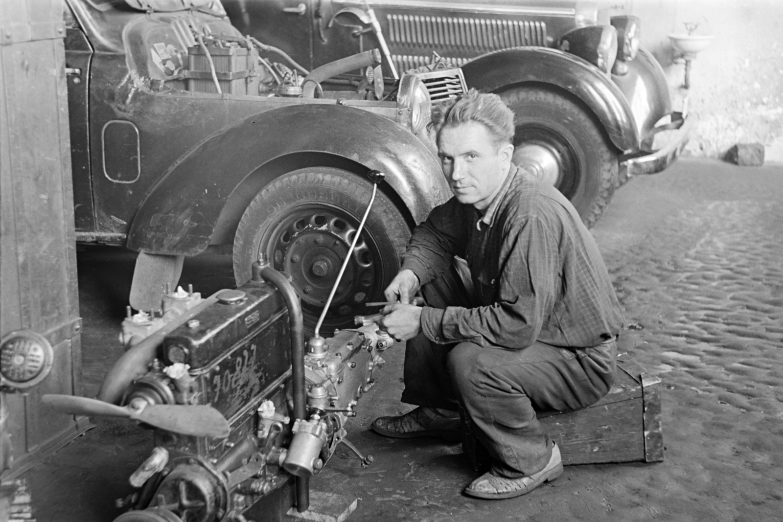 Hungary, Budapest XIV., Egressy út 35-51., a felvétel a Posta Központi Járműtelepén készült., 1958, Bolvári László, Budapest, automobile, assembly, Fortepan #267776
