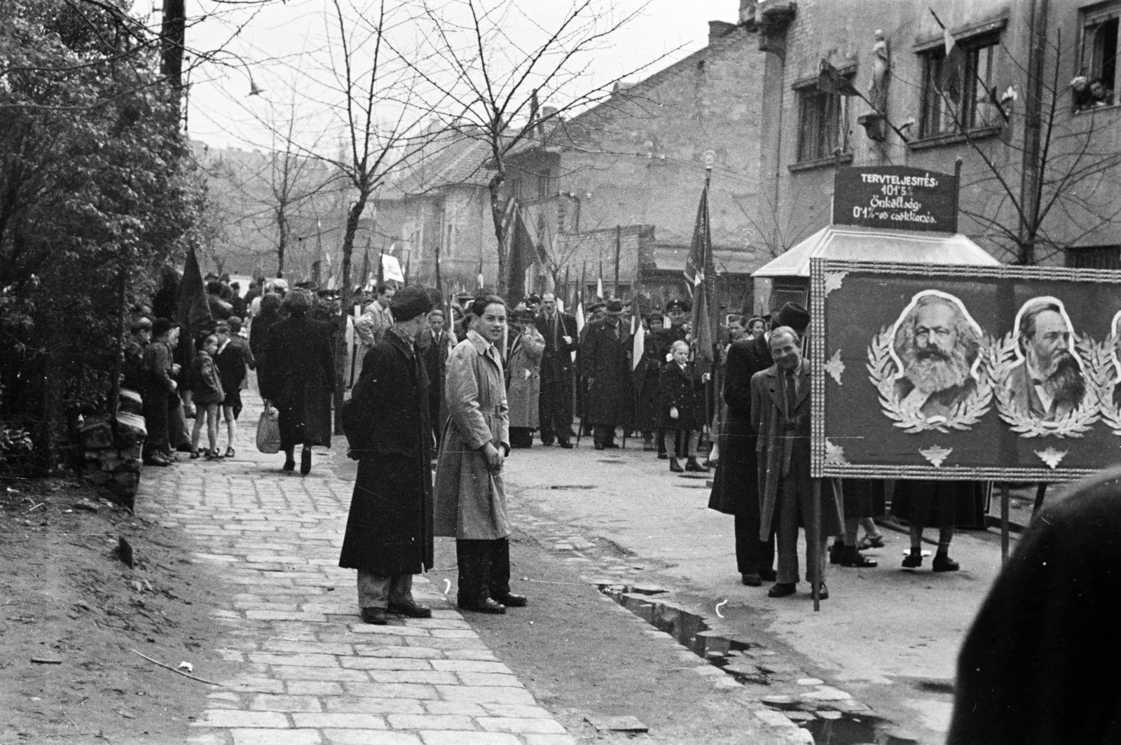 Hungary, Budapest XIV., Bosnyák utca, a Posta Központi Járműtelep felvonuló dolgozói, háttérben a 7/a számú ház., 1956, Bolvári László, Budapest, political decoration, Fortepan #267788