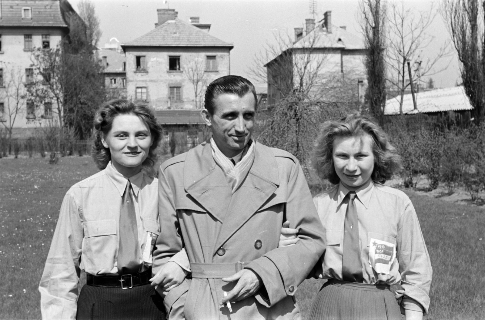 1959, Bolvári László, nyakkendő, lányok, dohányzás, férfi, ballonkabát, Fortepan #267795