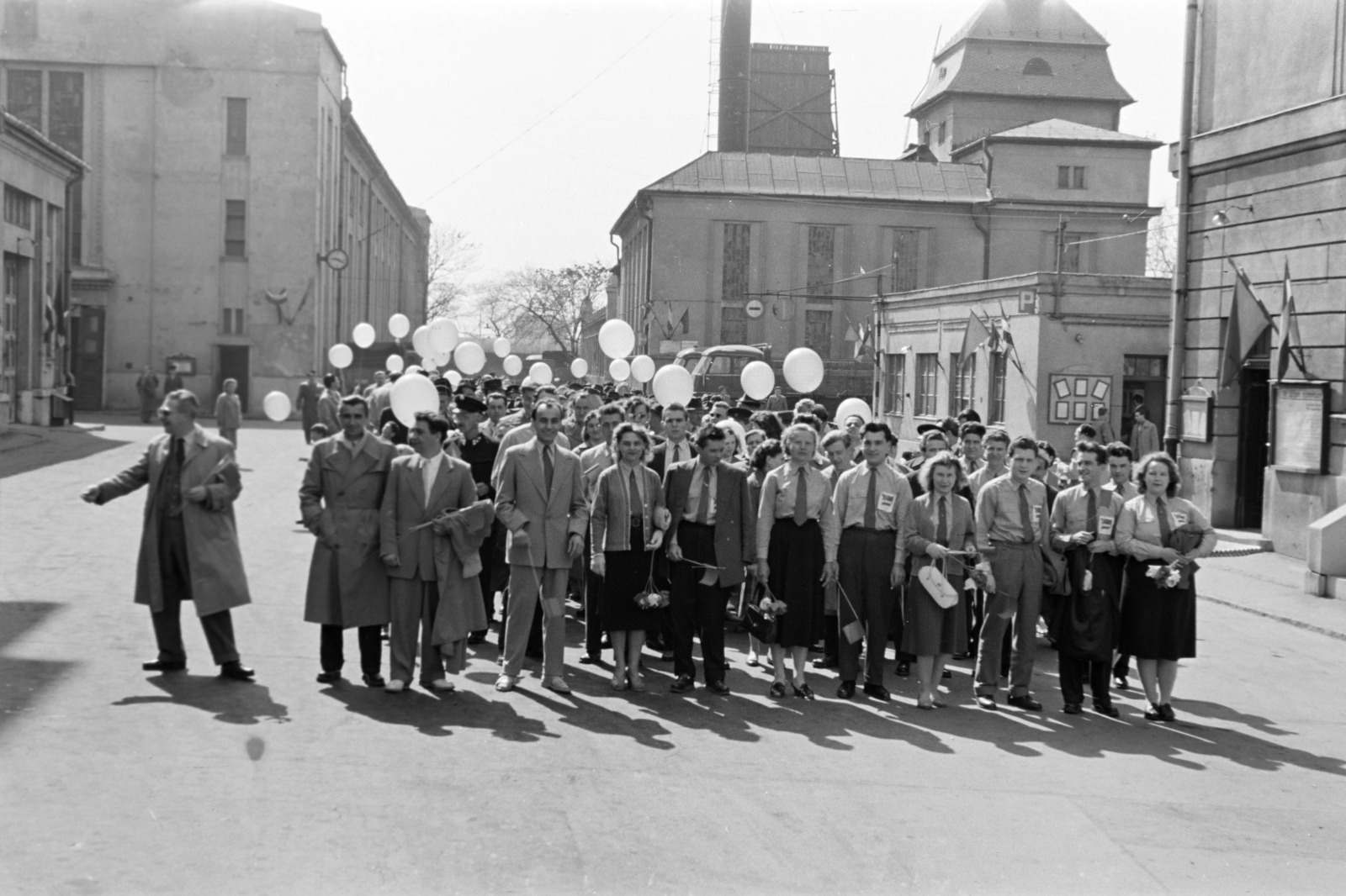 Magyarország, Budapest XIV., Egressy út 35-51., Posta Központi Járműtelep, felvonulásra készülődő dolgozók az udvaron., 1959, Bolvári László, Budapest, léggömb, május 1, Fortepan #267802