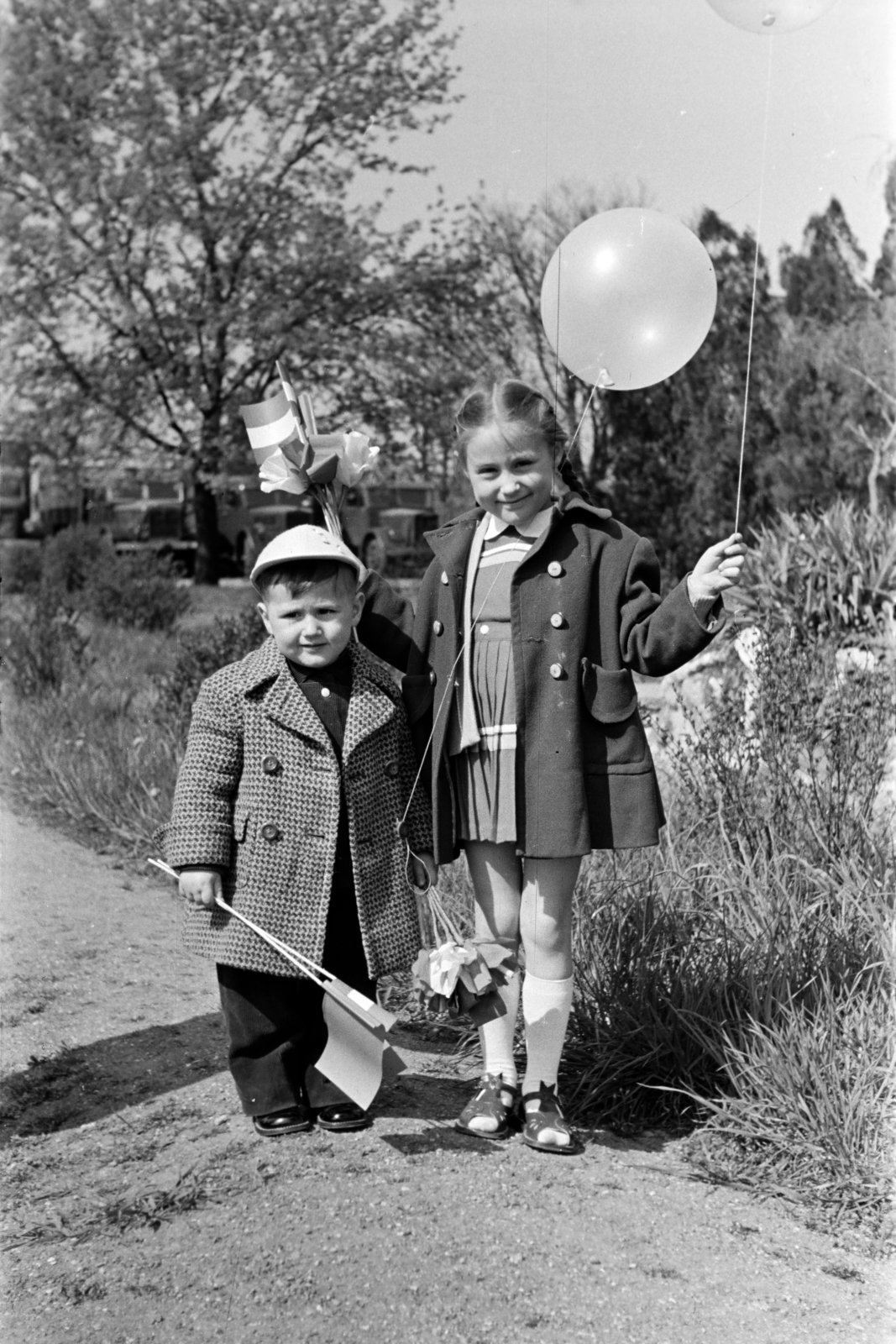 1955, Bolvári László, smile, girl, coat, kid, baloon, tress, paper flags, Fortepan #267804