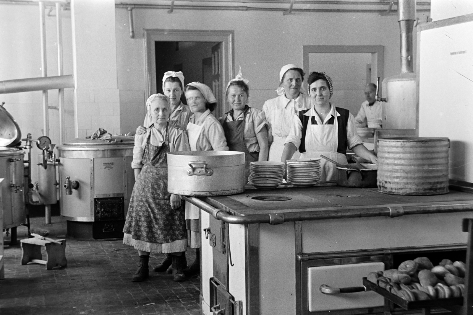 Hungary, Budapest XIV., Egressy út 35-51., a Posta Központi Járműtelep konyhája., 1955, Bolvári László, Budapest, kitchen, gas stove, Zaporozhetz-brand, Fortepan #267808