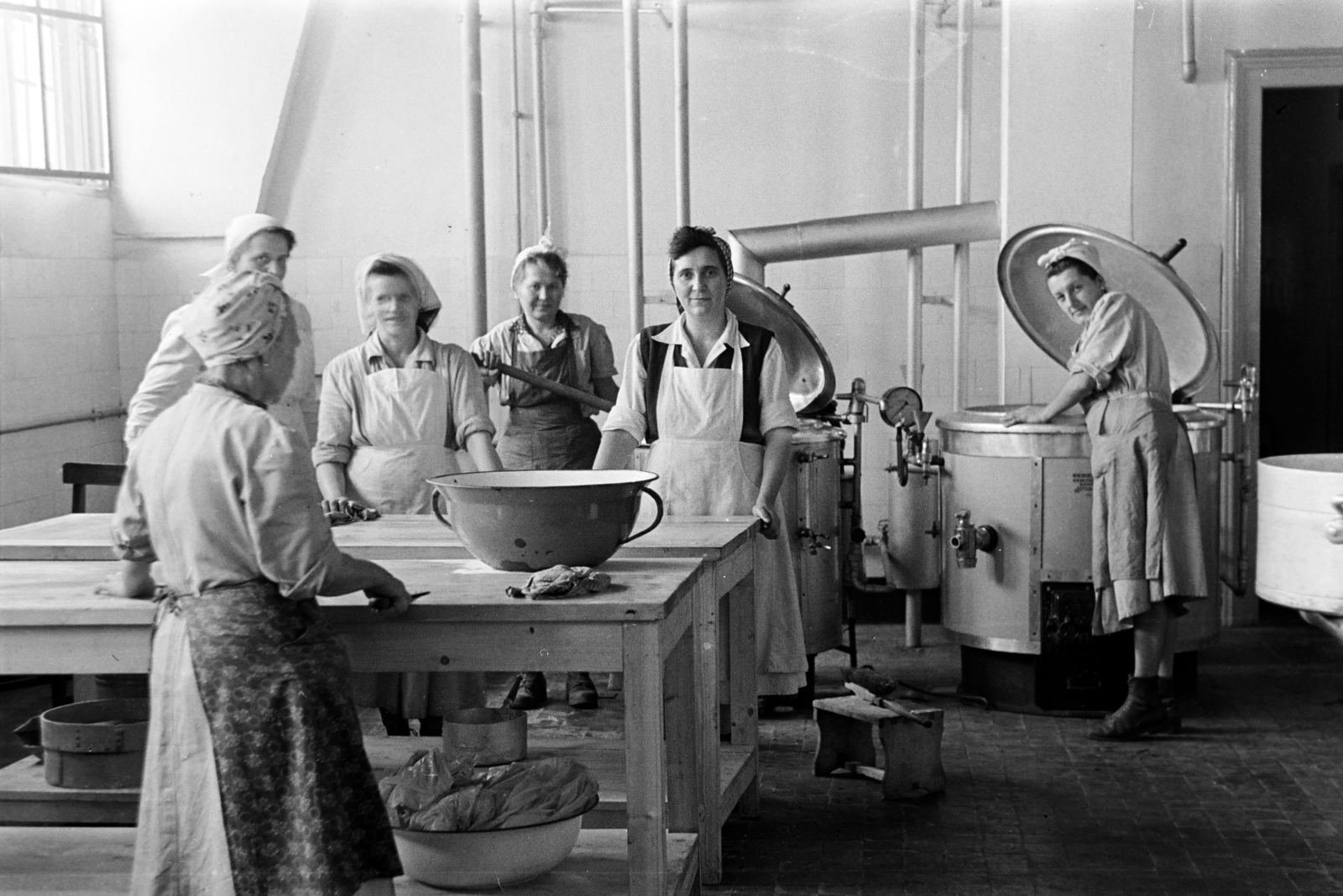 Hungary, Budapest XIV., Egressy út 35-51., a Posta Központi Járműtelep konyhája., 1955, Bolvári László, Budapest, women, headscarf, apron, cooking pot, footstool, sieve, Fortepan #267809