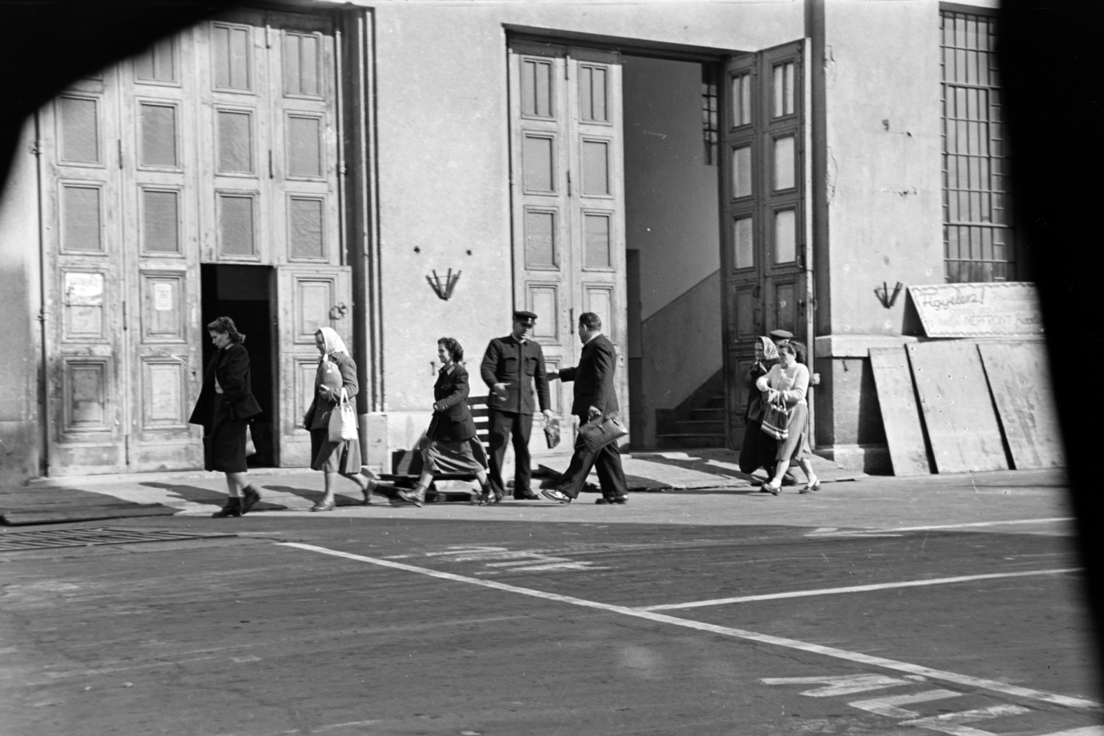 Magyarország, Budapest XIV., Egressy út 35-51., a felvétel a Posta Központi Járműtelepén készült., 1955, Bolvári László, Budapest, egyenruha, életkép, Fortepan #267816