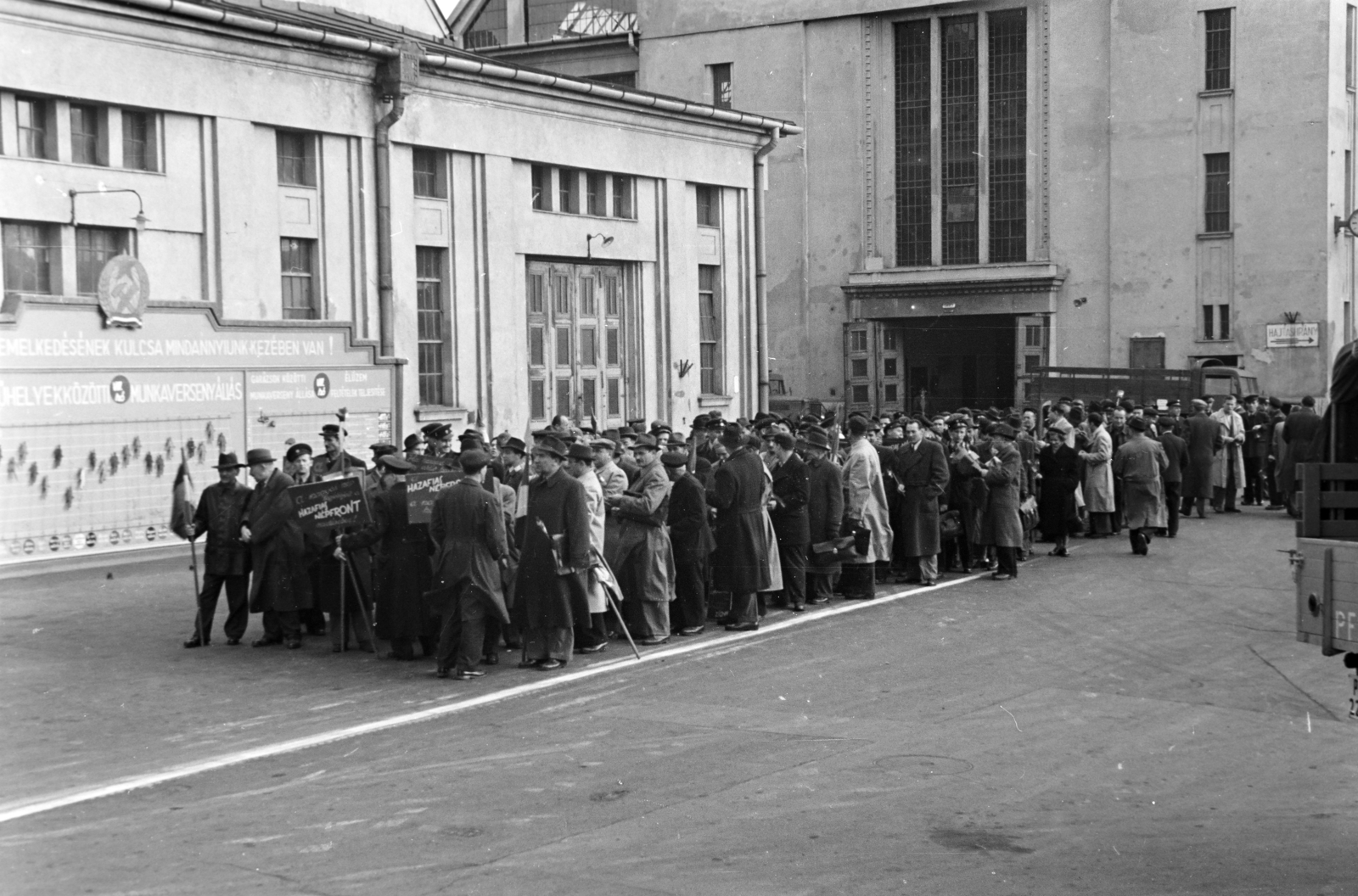 Magyarország, Budapest XIV., Egressy út 35-51., Posta Központi Járműtelep, felvonulásra készülődő dolgozók az udvaron., 1955, Bolvári László, felvonulás, Rákosi-címer, Budapest, népfront, Fortepan #267818