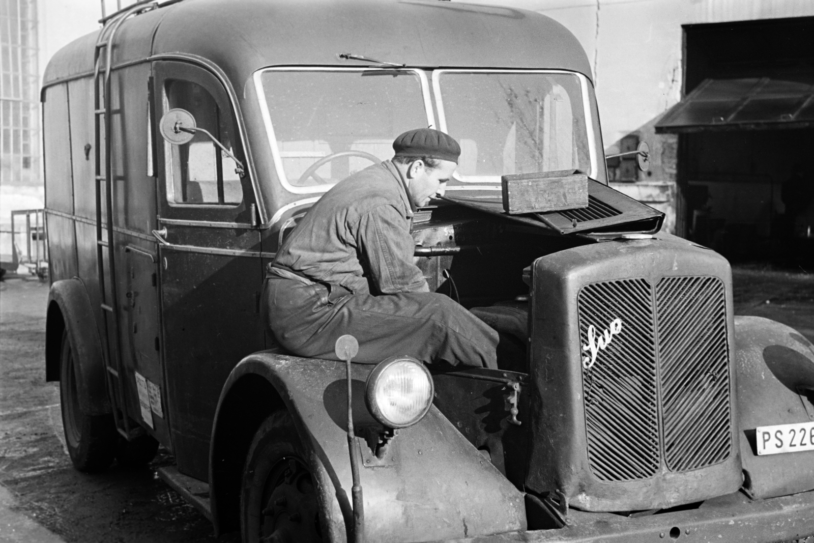 Hungary, Budapest XIV., Egressy út 35-51., a felvétel a Posta Központi Járműtelepén készült., 1955, Bolvári László, vehicle repair, Rába-brand, postal vehicle, Budapest, Fortepan #267821