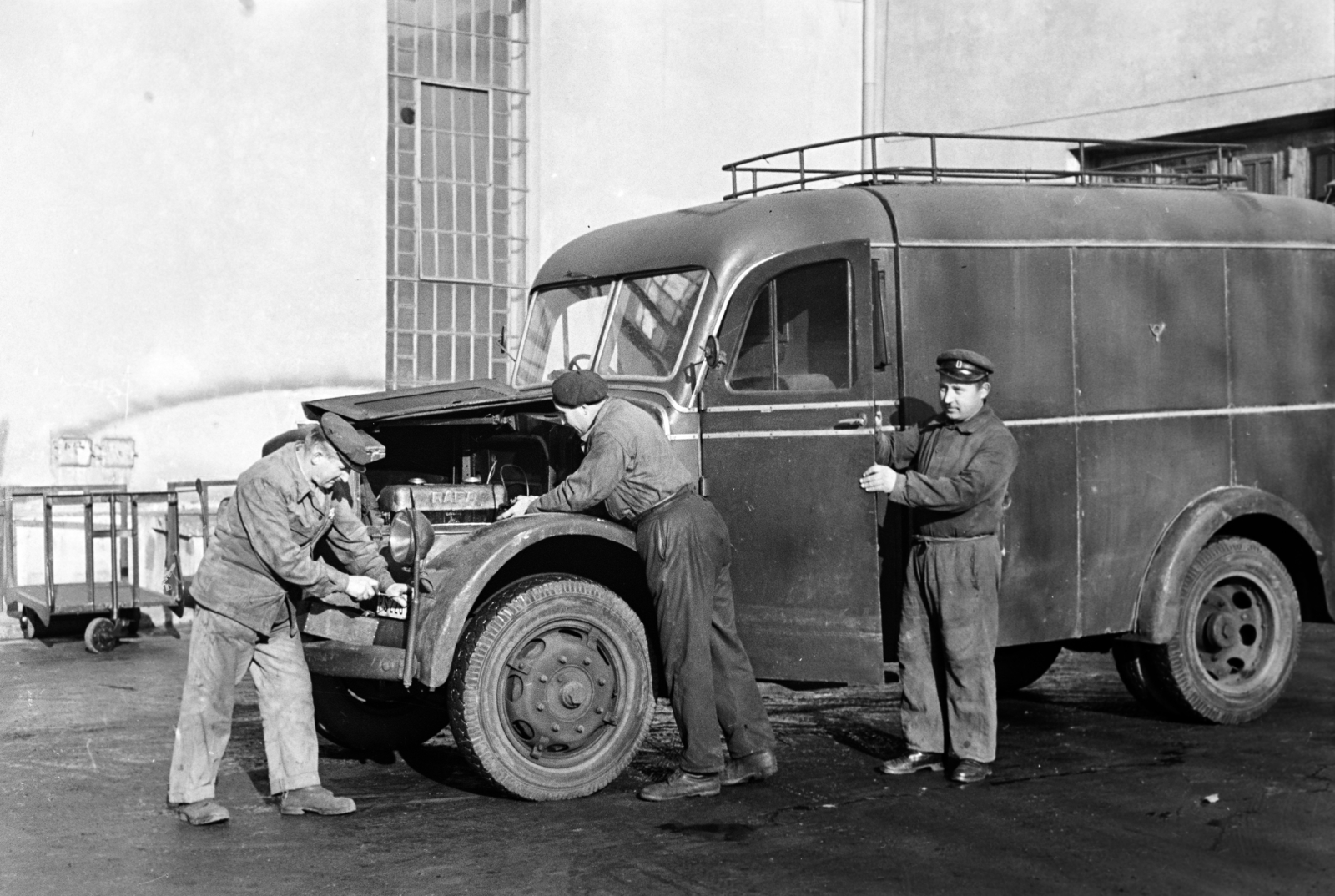 Hungary, Budapest XIV., Egressy út 35-51., a felvétel a Posta Központi Járműtelepén készült., 1955, Bolvári László, Budapest, assembly, postal vehicle, roof rack, Fortepan #267823