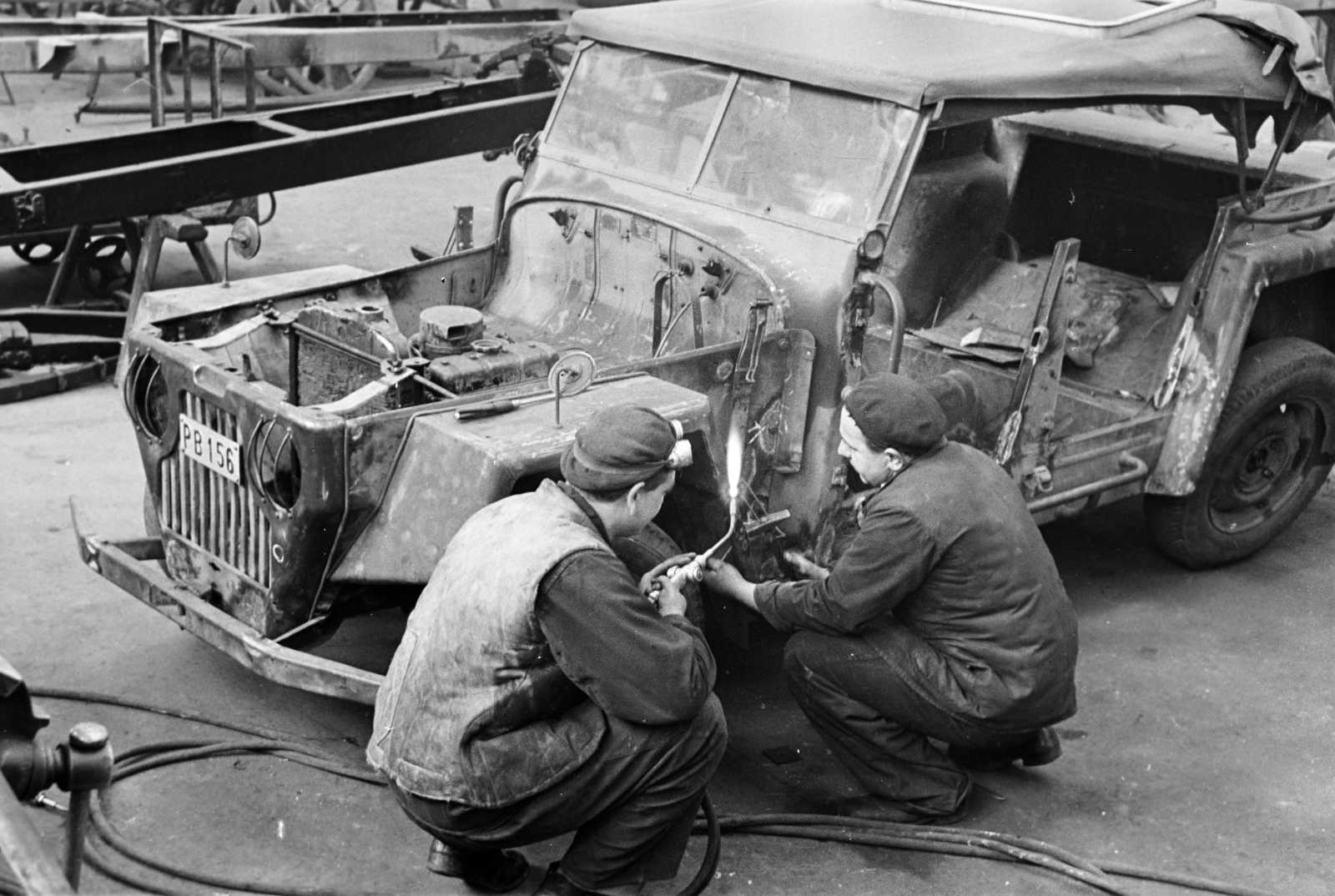 Magyarország, Budapest XIV., Egressy út 35-51., a felvétel a Posta Központi Járműtelepén készült., 1955, Bolvári László, Budapest, rendszám, járműroncs, hegesztés, Skoda 1101 VO/P Colonial, Fortepan #267826