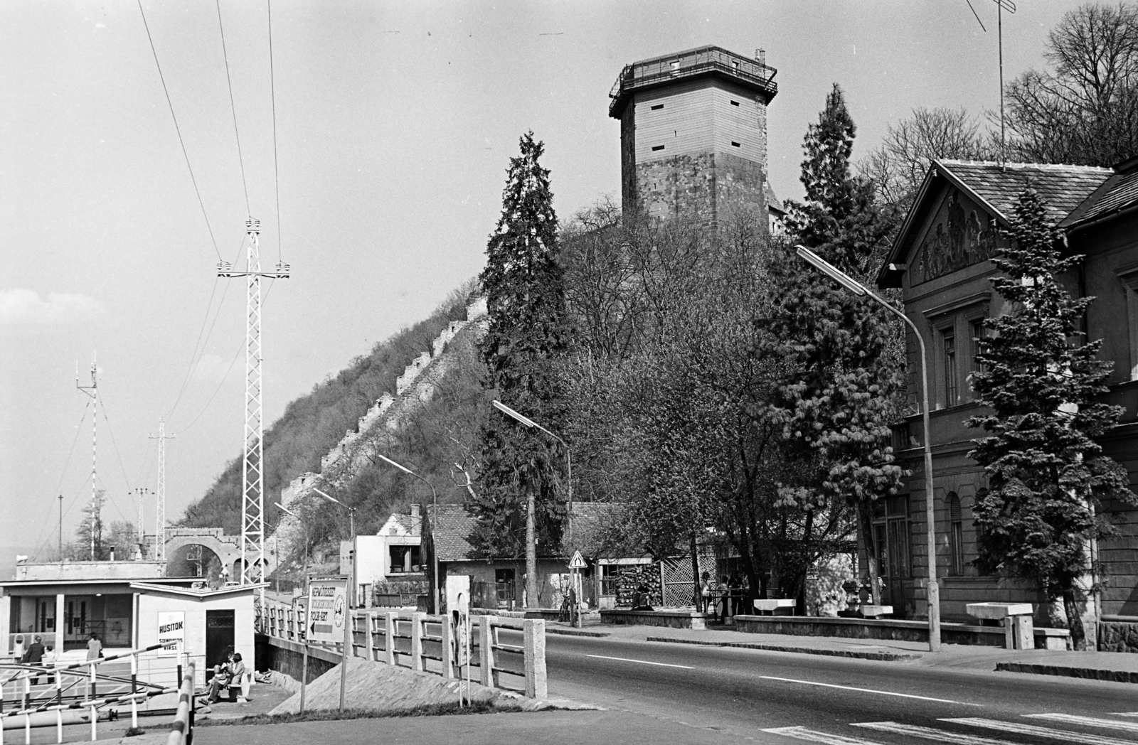 Hungary,Danube Bend, Visegrád, Fő utca (11-es főút), balra a hajóállomás, középen az Alsóvár a lakótoronnyal / Salamon-torony, jobbra a Vár szálló (egykor Görgey Artúr lakhelye volt)., 1972, Dorics István, Fortepan #267868