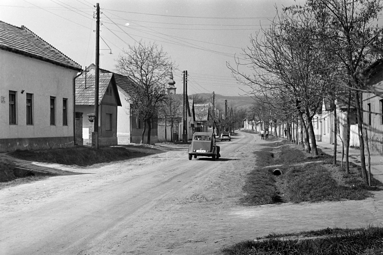 Magyarország, Kisoroszi, Széchenyi út, balra a Tanácsháza (ma Önkormányzat) épületének részlete, szemben a Szentolvasó Királynéja templom tornya látható., 1972, Dorics István, Fortepan #267870