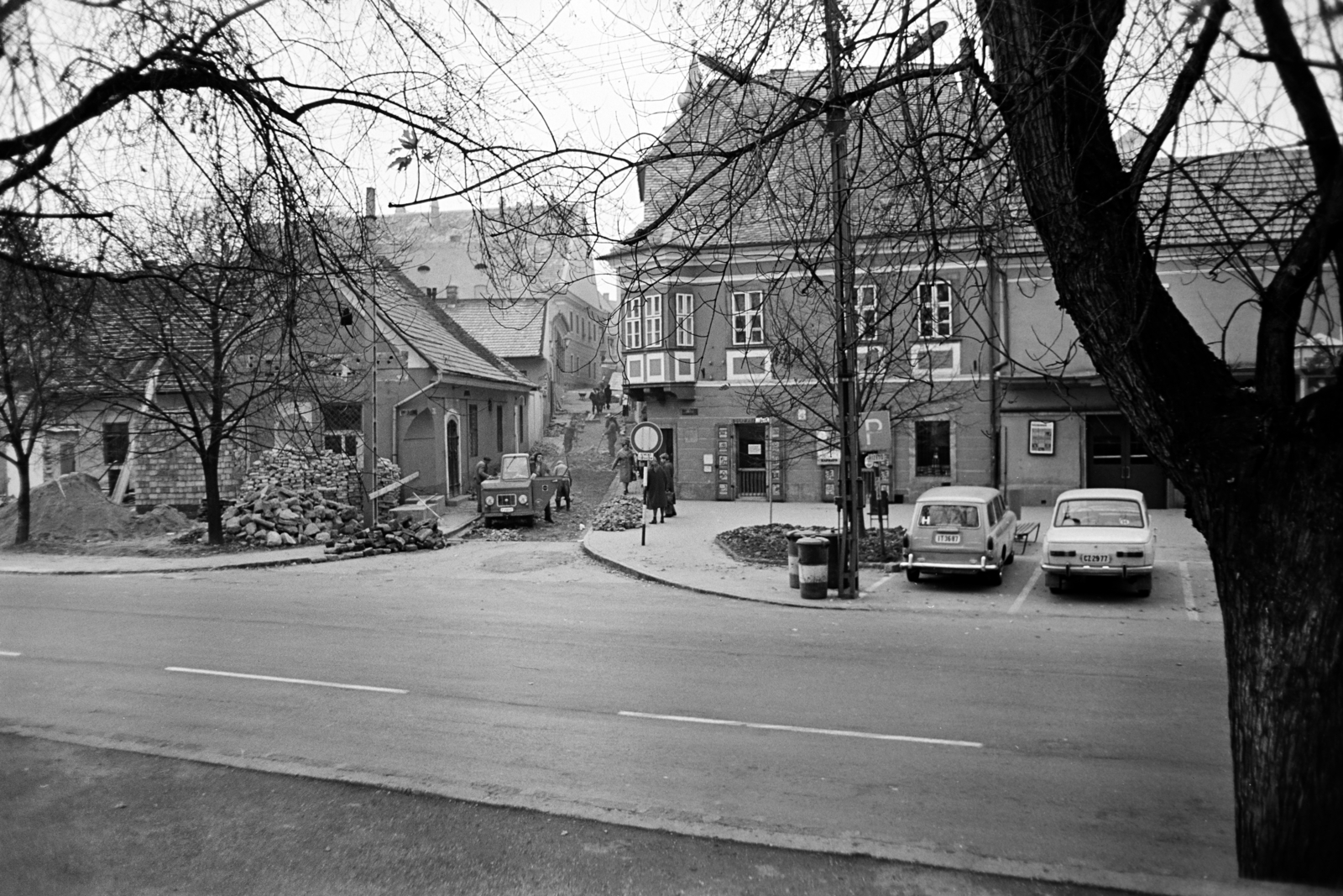 Hungary, Szentendre, Duna korzó (Somogyi-Bacsó part), szemben a Görög utca, a felvétel a Görög Kancsó vendéglő felújításakor készült. Jobbra a sarkon a Bóbics ház, a 18. századi kereskedőház., 1972, Dorics István, Fortepan #267876