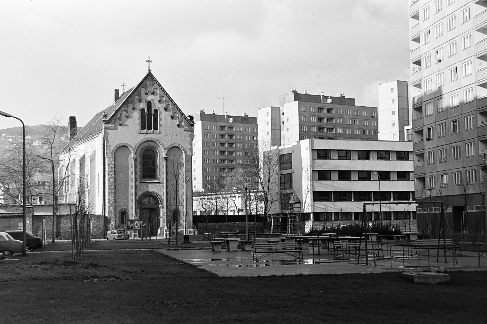 Hungary, Óbuda, Budapest III., játszótér a Szőlő köznél, szemben a Szőlő utca 56., a Budapesti Jó Pásztor templom, jobbra a javítóintézet épülete., 1974, Dorics István, Budapest, Fortepan #267910