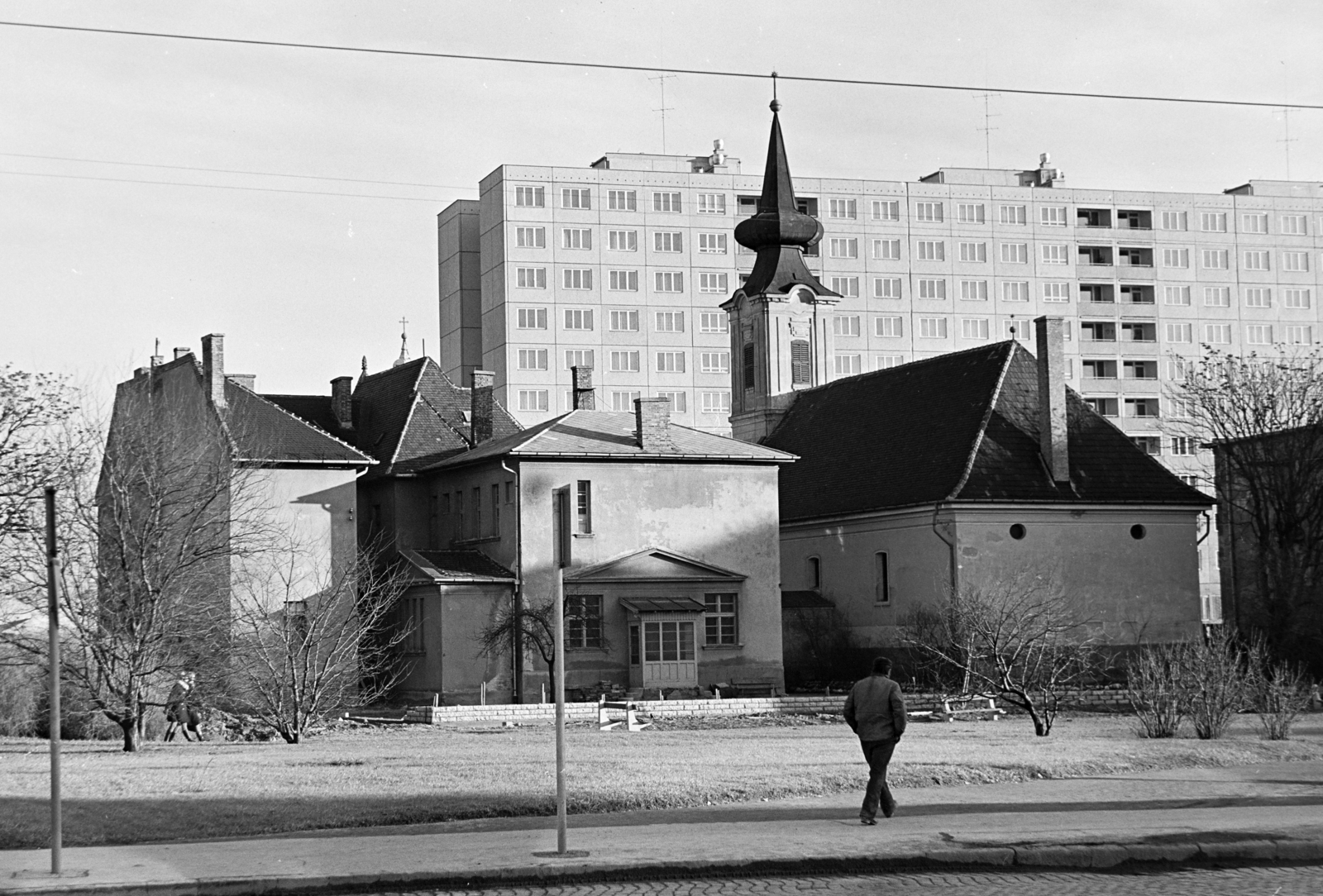 Magyarország, Óbuda, Budapest III., Pacsirtamező (Korvin Ottó) utca, jobbra a Kálvin köz 4. szám alatti Óbudai református templom., 1974, Dorics István, Budapest, Fortepan #267912