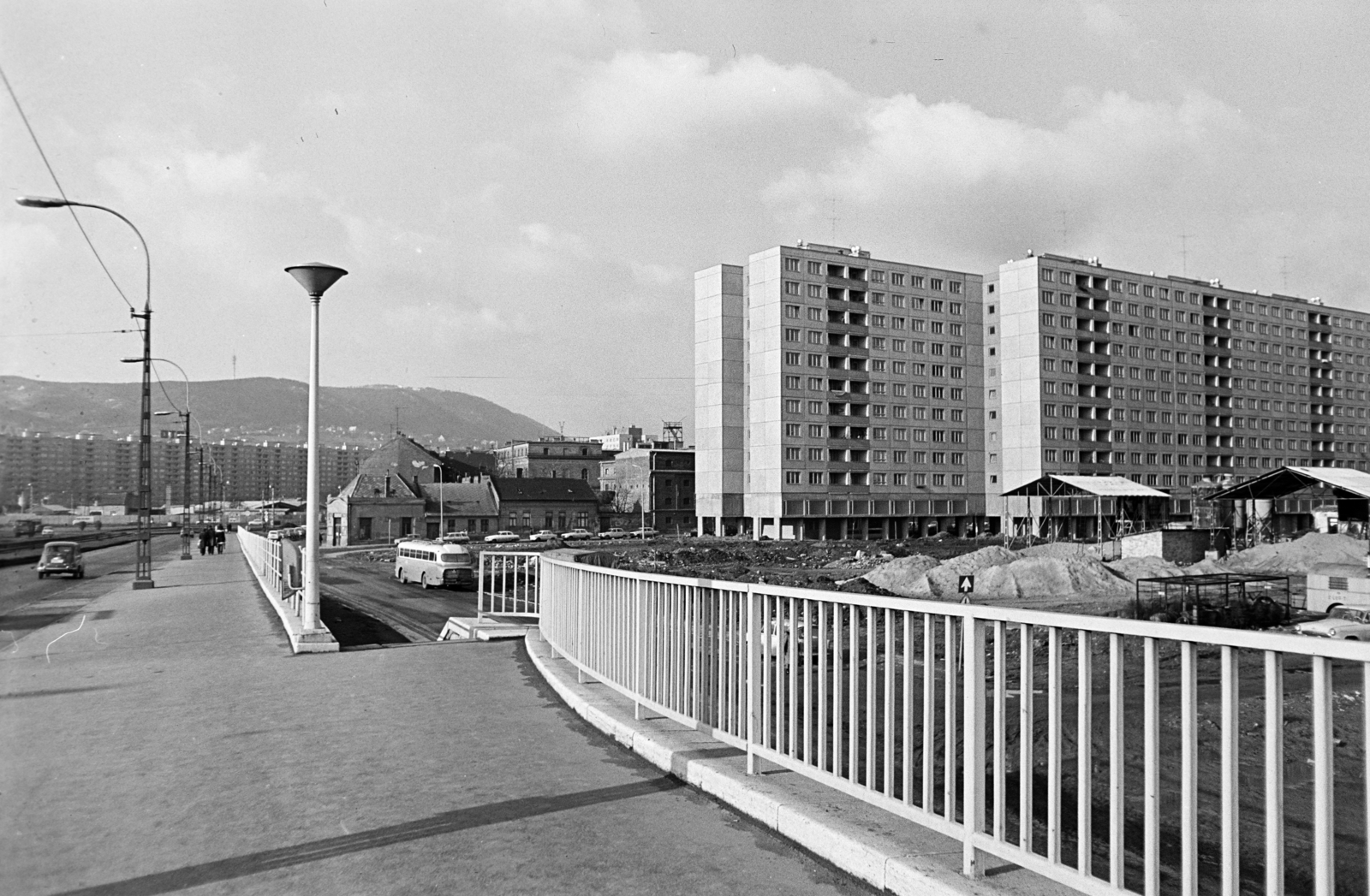 Magyarország, Óbuda, Budapest III., az Árpád híd rámpája, balra a távolban a Szőlő utcai sávház (Faluház), jobbra Tavasz utca., 1974, Dorics István, Budapest, Fortepan #267914