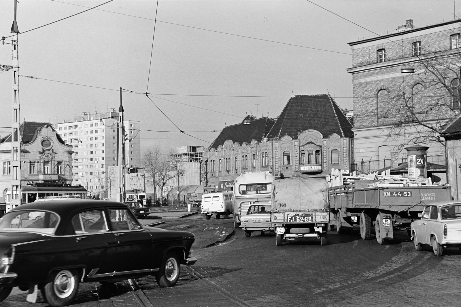 Magyarország, Óbuda, Budapest III., Flórián tér, balra a Föld utca torkolata, középen a Vörösvári út torkolata. Jobbra a Budapesti Rádiótechnikai Gyár (BRG), az egykori Dohánygyár épülete., 1974, Dorics István, Budapest, Fortepan #267916