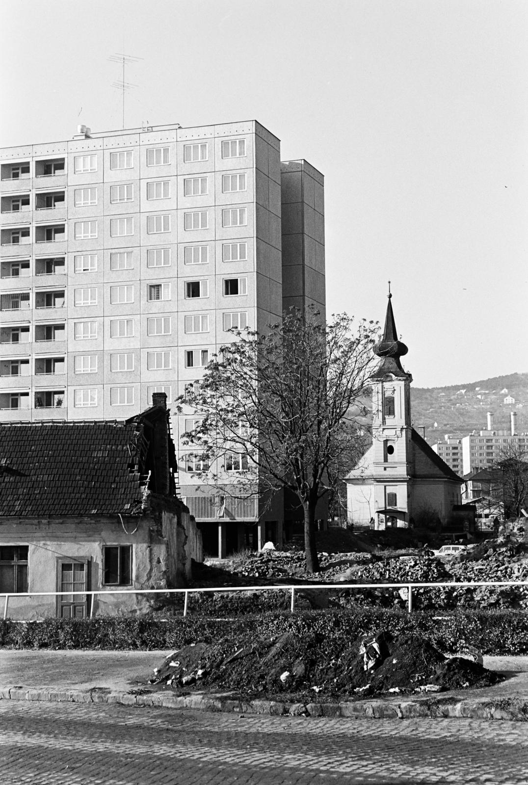 Hungary, Óbuda, Budapest III., Tanuló utca, a Kiskorona (Magyar Lajos) utca melleti panelháztól jobbra a Kálvin köz 4. szám alatti Óbudai református templom., 1974, Dorics István, Budapest, Fortepan #267921