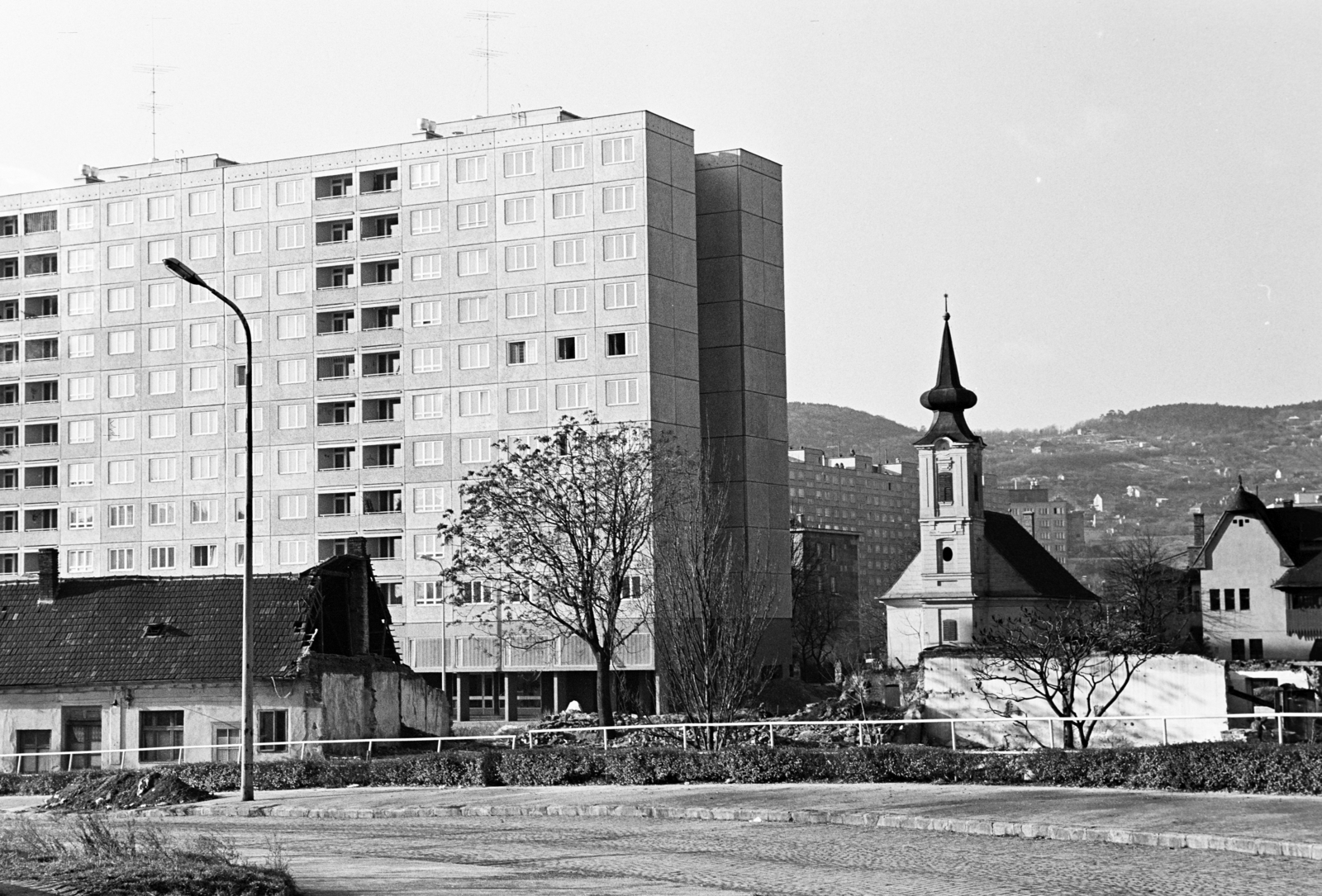 Magyarország, Óbuda, Budapest III., Tanuló utca, a Kiskorona (Magyar Lajos) utca melleti panelháztól jobbra a Kálvin köz 4. szám alatti Óbudai református templom., 1974, Dorics István, Budapest, Fortepan #267922