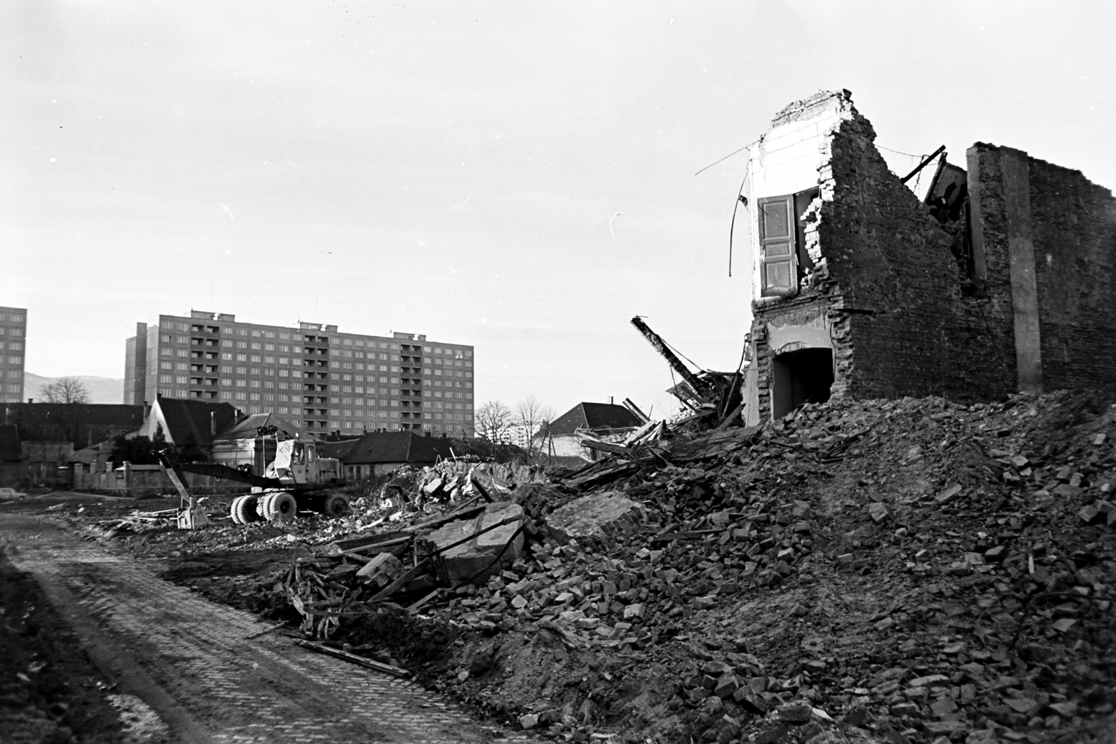 Magyarország, Óbuda, Budapest III., a Zichy utca, a kotrógép mögött szemben a Mókus utca. Távolabb a háttérben a Kiskorona (Magyar Lajos) utca 14-20. számú panelház., 1976, Dorics István, Budapest, Fortepan #267928