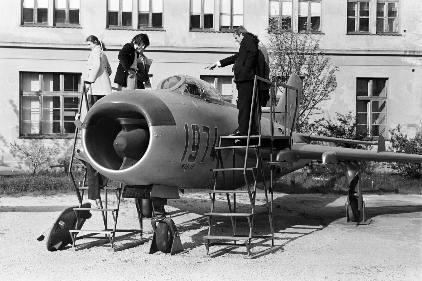 Hungary, Budapest I., a Hadtörténeti Múzeum udvara, Mikojan-Gurjevics MiG-19 típusú repülőgép., 1971, Dorics István, Mikoyan-Gurevich MIG-19, airplane, fighter plane, Budapest, Fortepan #267933