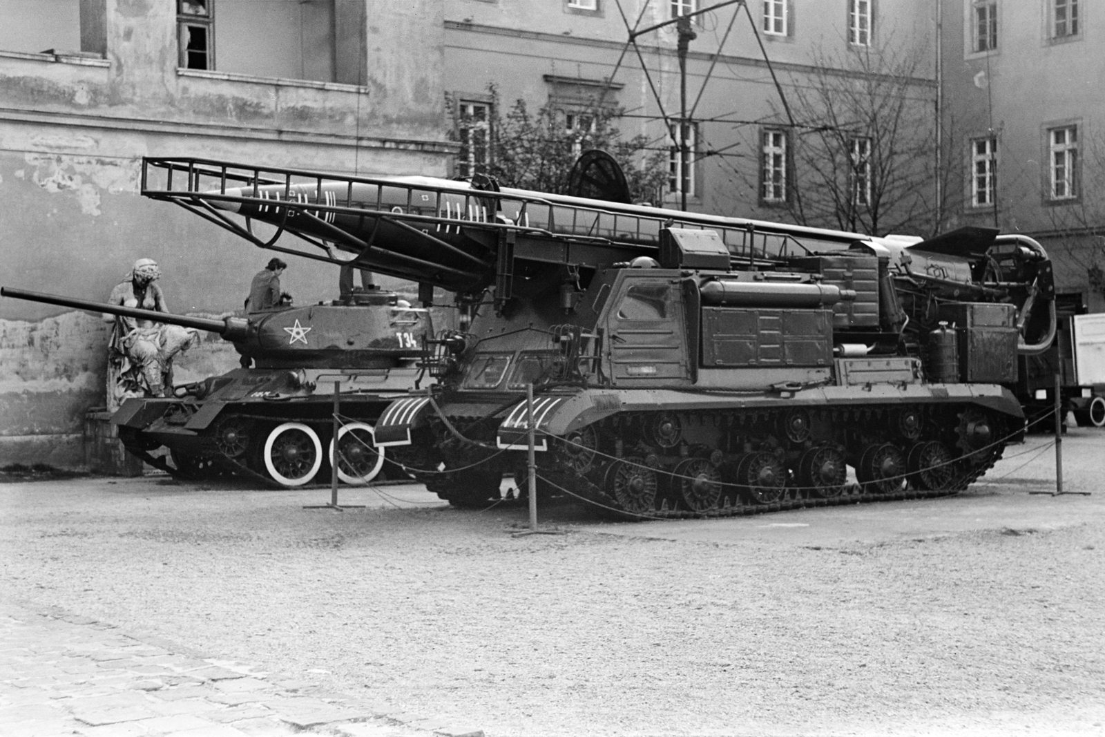 Magyarország, budai Vár, Budapest I., a Hadtörténeti Múzeum udvara, T-34/85 harckocsi és R-11 (NATO-kód: SS–1B Scud–A) harcászati - hadműveleti ballisztikus rakéta., 1971, Dorics István, Budapest, lánctalp, harckocsi, rakéta, Fortepan #267935