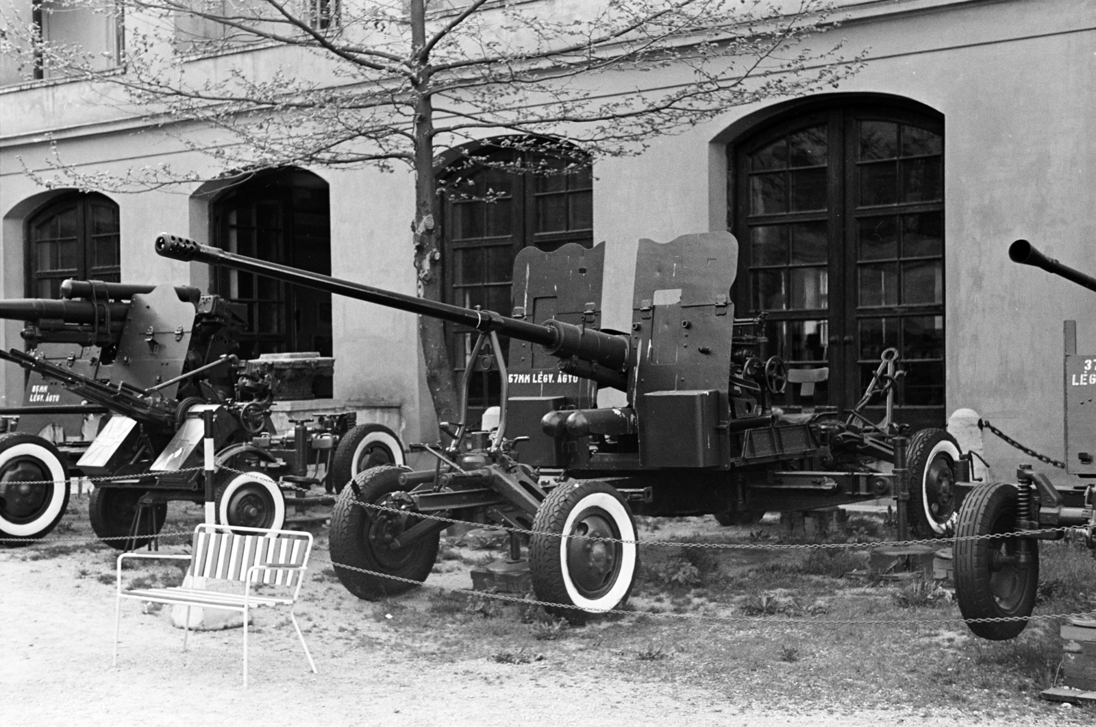 Hungary, Budapest I., a Hadtörténeti Múzeum udvara, SZ-60 típusú, 57 mm-es légvédelmi gépágyú., 1971, Dorics István, Budapest, air defense, Anti aircraft cannon, Fortepan #267937