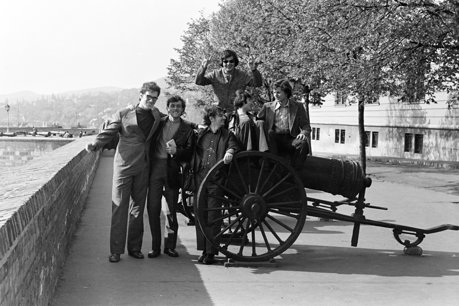 Hungary, Budapest I., Tóth Árpád sétány a Hadtörténeti Múzeum előtt. Az Osztrák-Magyar Monarchia, Őfelsége Mária Terézia császárné és királyné nevű hadihajó legénysége által, az 1900. évi kínai Boxerlázadás során zsákmányolt történelmi ágyú., 1971, Dorics István, sitting on a cannon, cannon, Budapest, Fortepan #267940