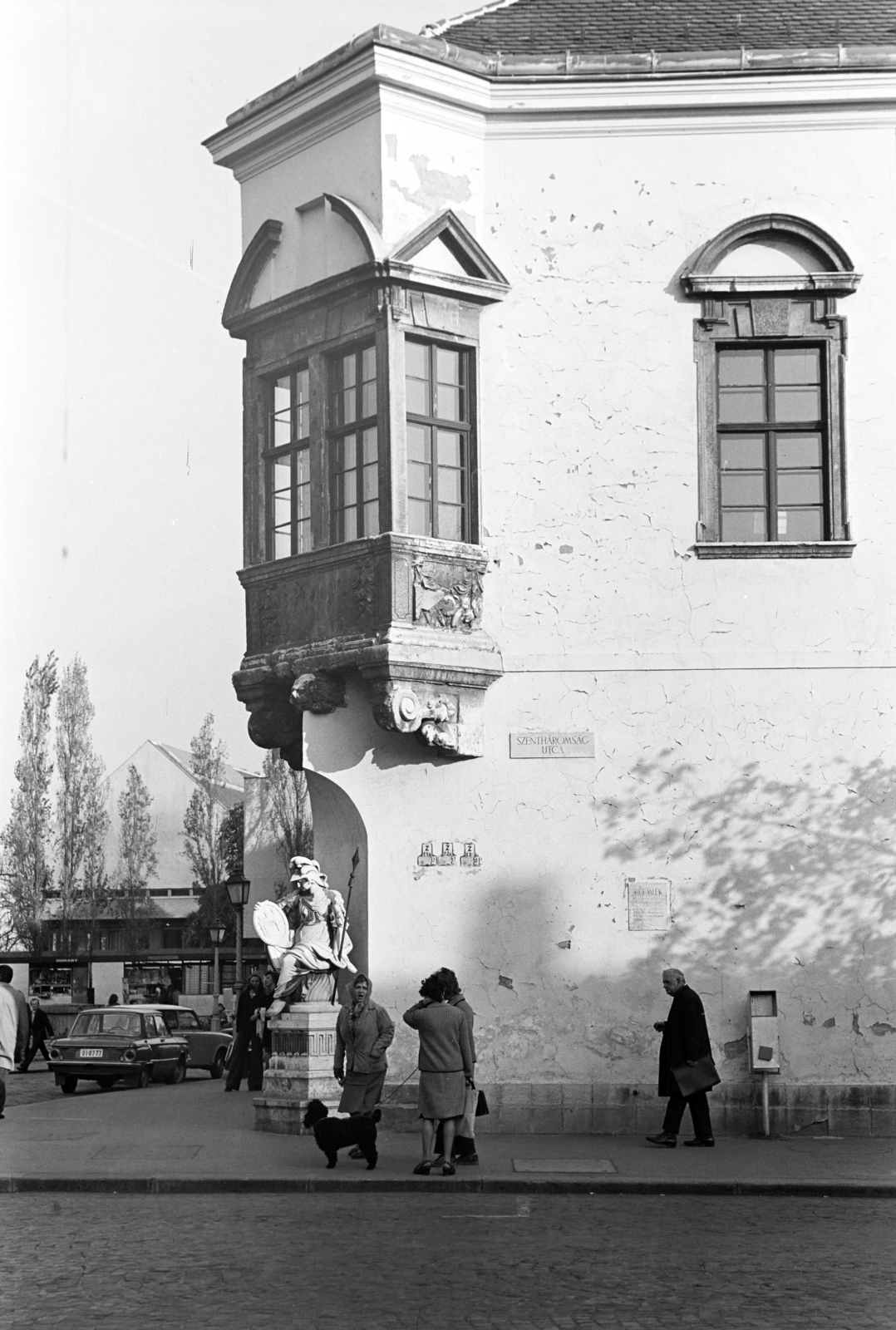 Hungary, Budapest I., Szentháromság utca - Tárnok utca sarok, Pallasz Athéné szobra (másolat) a régi budai városháza épületén., 1976, Dorics István, Budapest, Fortepan #267941