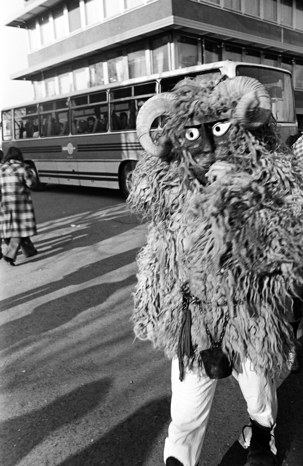 Magyarország, Mohács, Szabadság utca - Szent János utca kereszteződése busójárás idején., 1975, Dorics István, Fortepan #267952