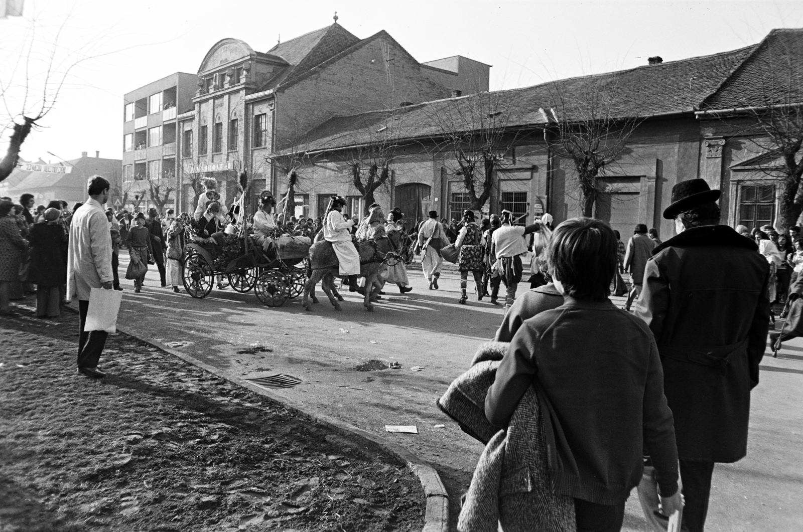 Magyarország, Mohács, Szabadság utca a Szentháromság utca saroknál, busójárás idején., 1975, Dorics István, Fortepan #267958