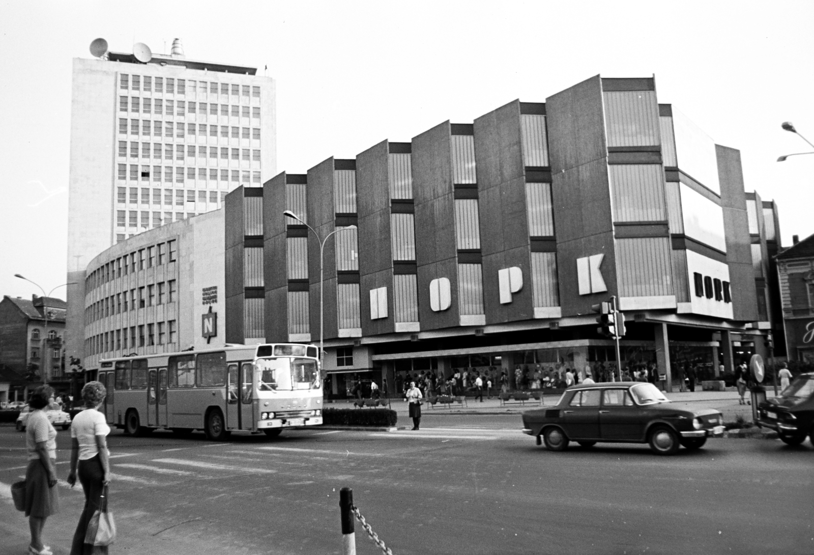 Serbia, Novi Sad, Bulevar Mihajla Pupina, szemben a NORK bevásárlóközpont, jobbra az ulica Jevrejska., 1977, Dorics István, Fortepan #267970