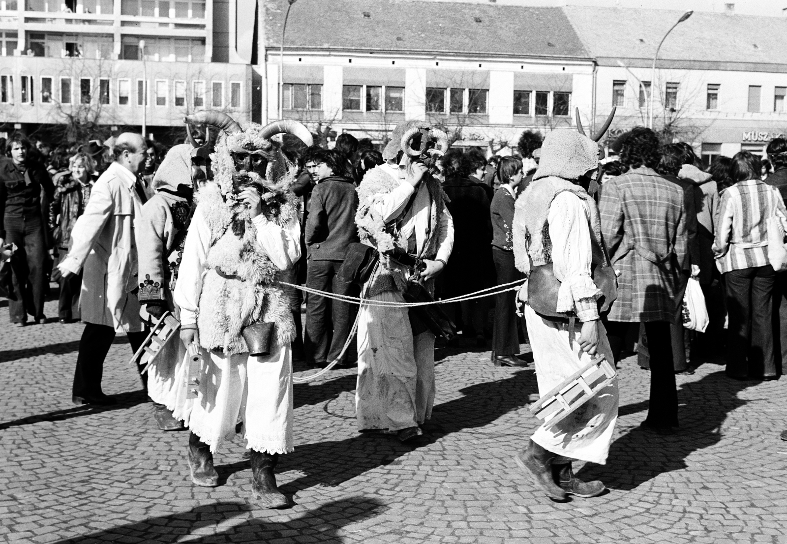Magyarország, Mohács, Széchenyi tér busójárás idején, háttérben balra a Szabadság utca - Vörösmarty utca sarkán álló ház látható., 1975, Dorics István, Fortepan #267998