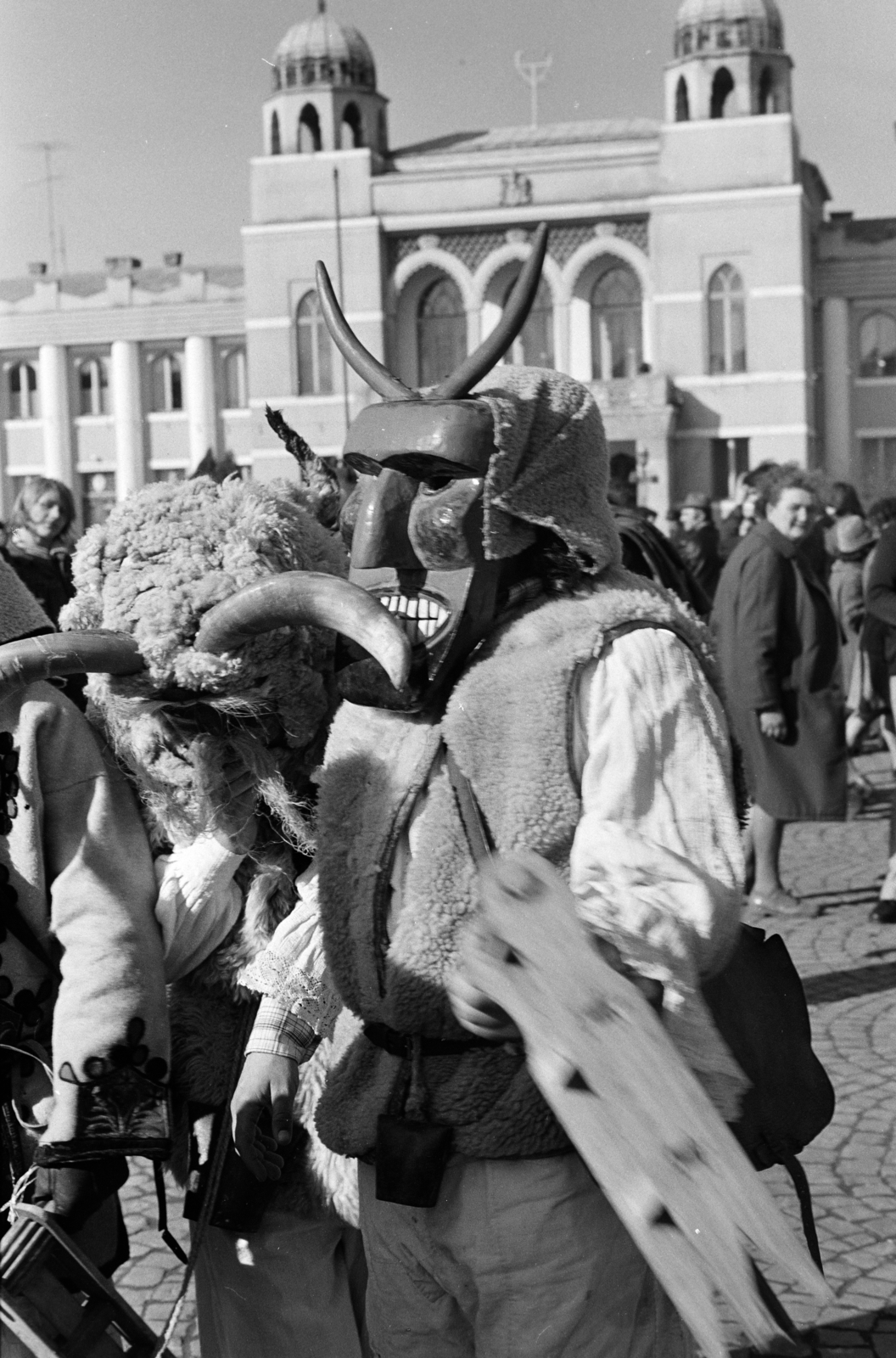 Magyarország, Mohács, a Széchenyi tér busójárás idején, háttérben a Városháza., 1975, Dorics István, Fortepan #268000