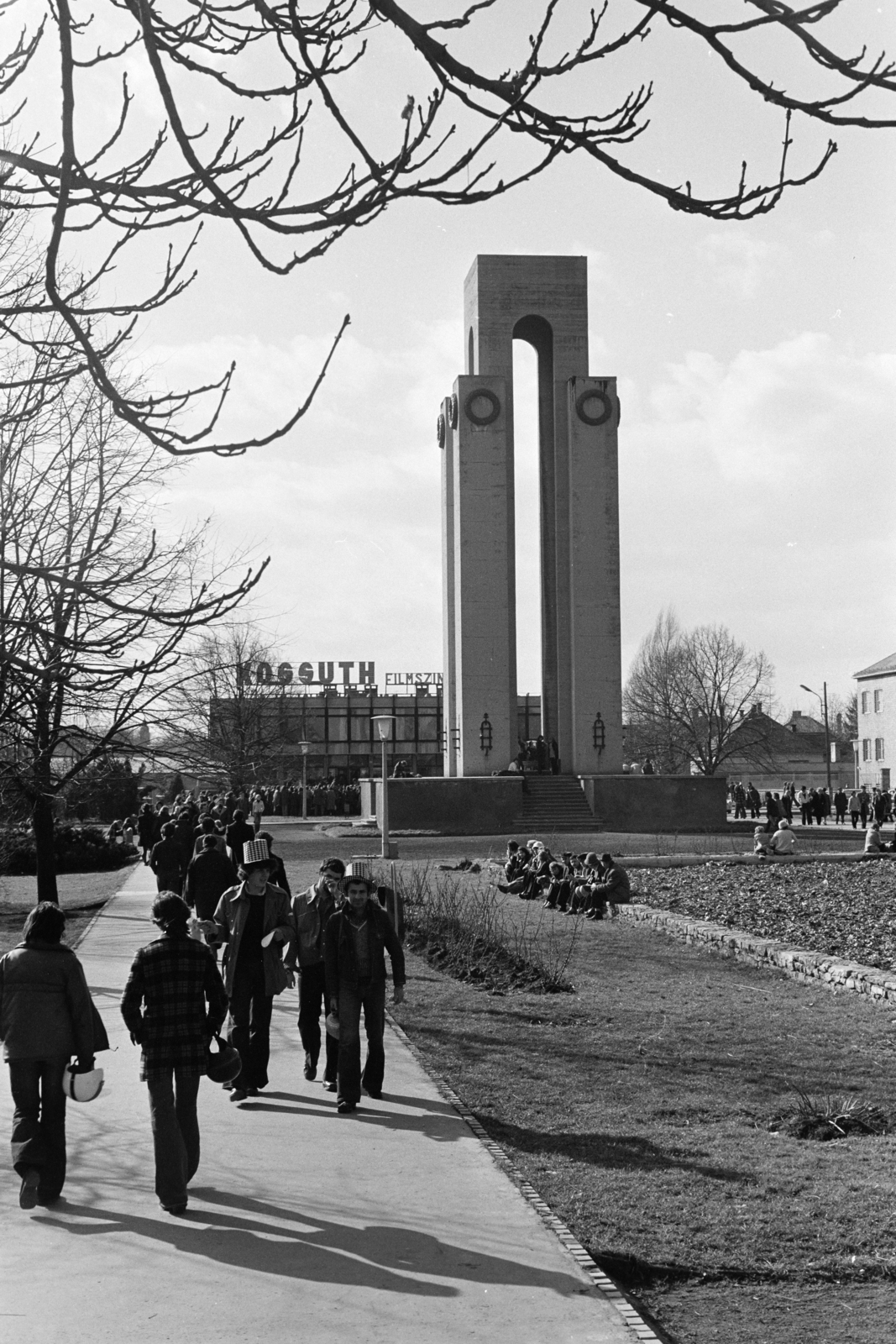 Magyarország, Mohács, Hősök parkja, Hősök emlékműve. A felvétel a busójárás idején készült., 1975, Dorics István, Fortepan #268001