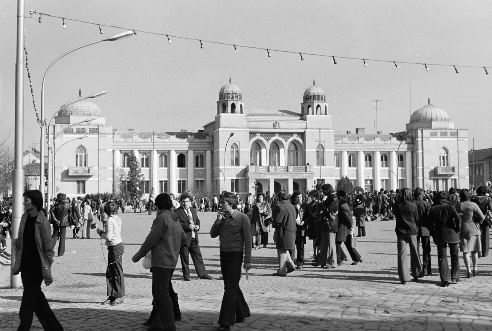 Magyarország, Mohács, a Széchenyi tér busójárás idején, háttérben a Városháza., 1975, Dorics István, Fortepan #268011